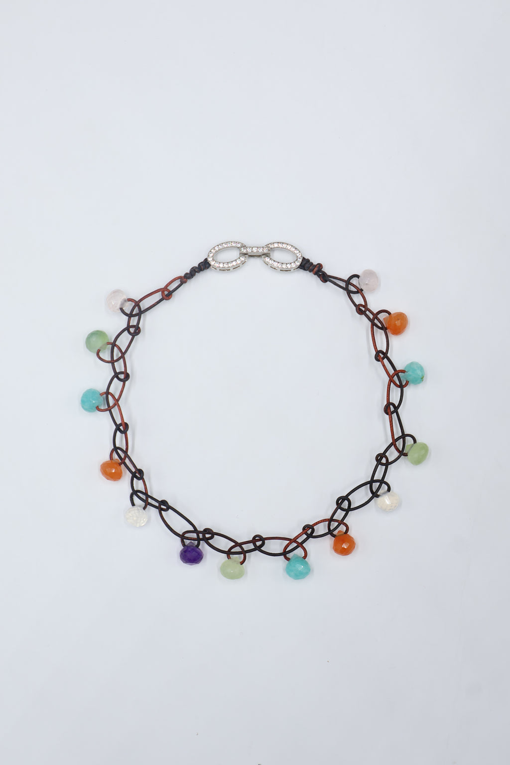 Collar artesanal de gemas variadas en cuero sin metal – Modelo LYS