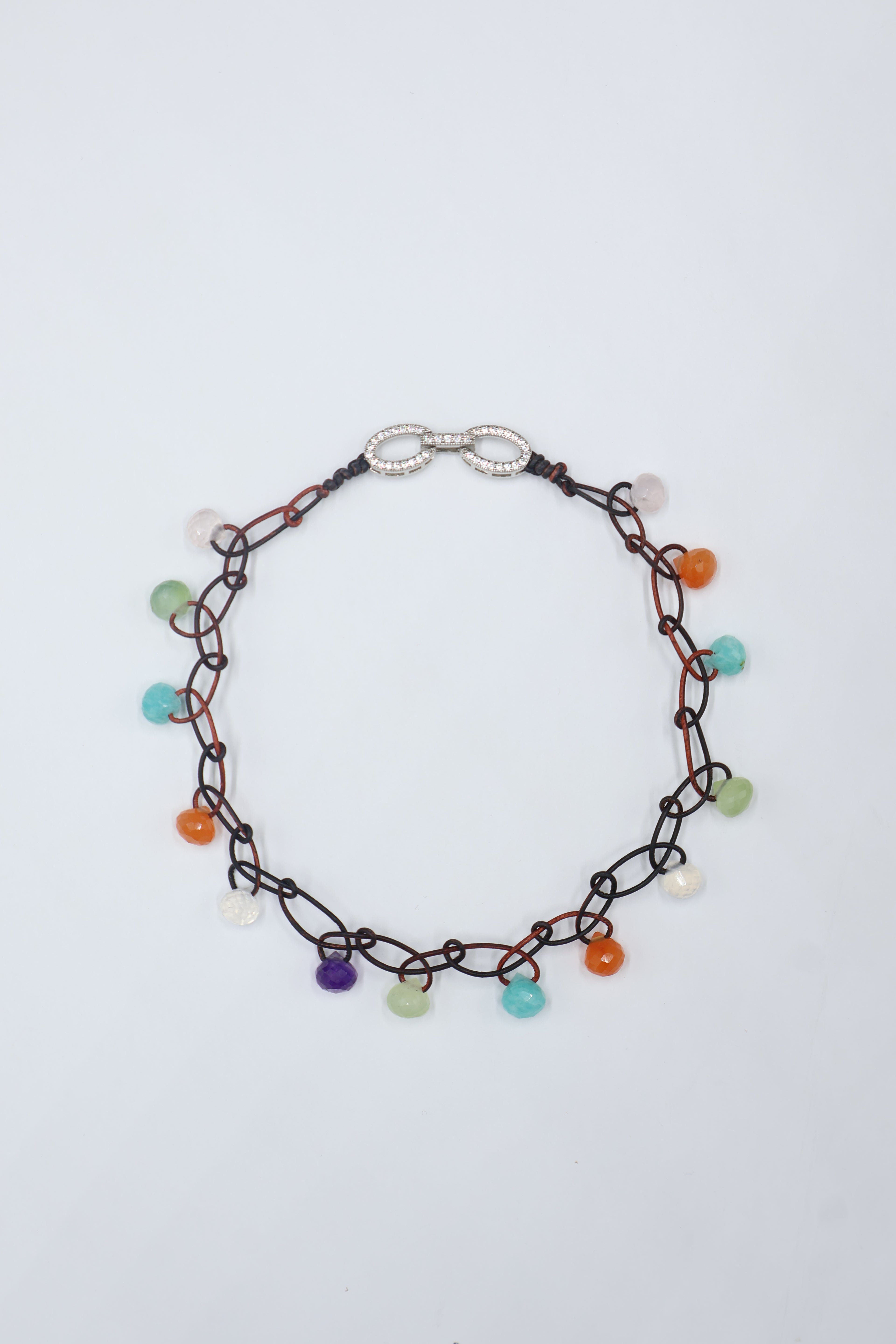 Collar artesanal de gemas variadas en cuero sin metal – Modelo LYS