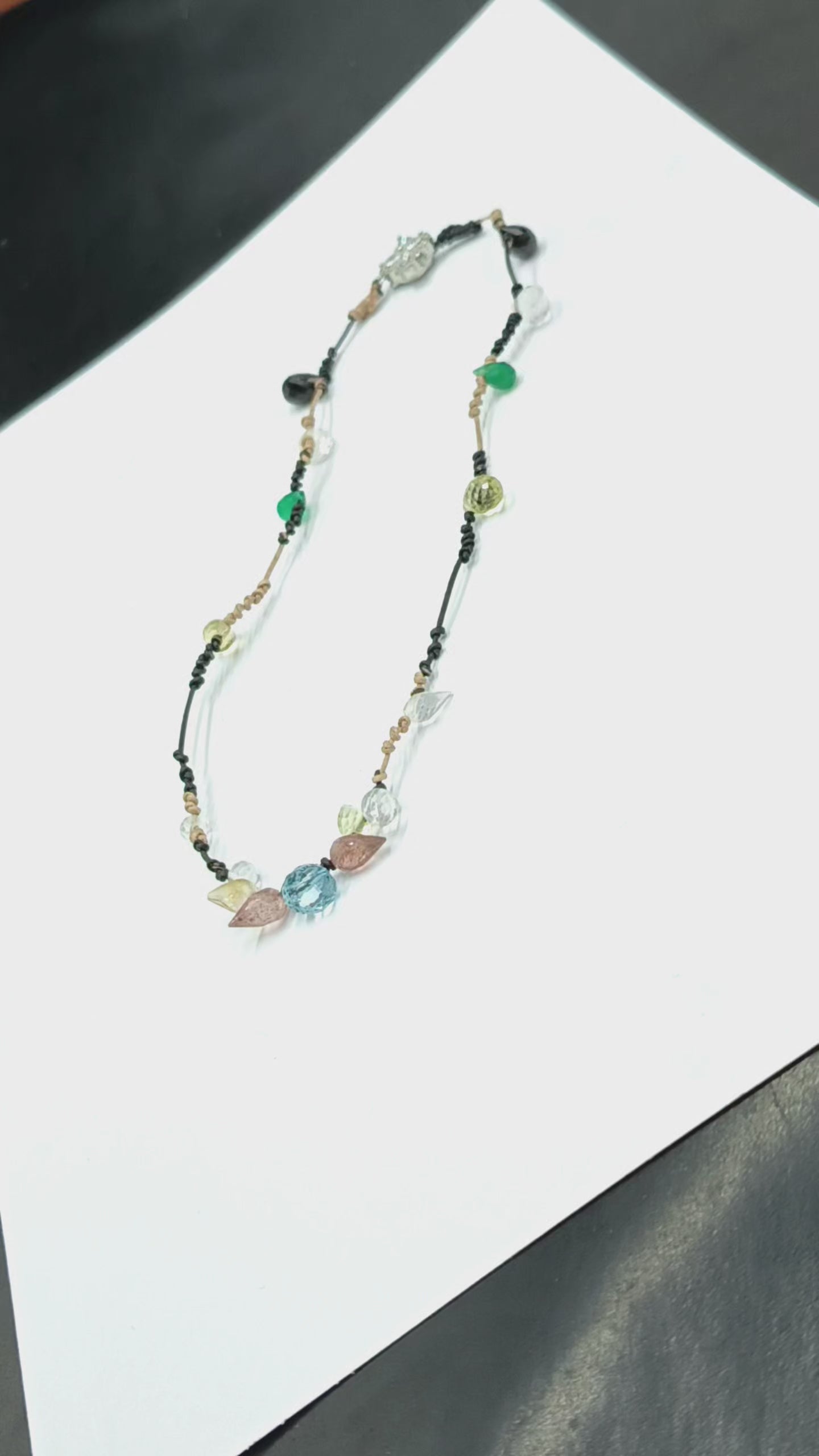 Vesta •Gargantilla de Topacio, Cuarzo Fresa y Cuarzo Cristal. Multigemas en Cuero bicolor negro