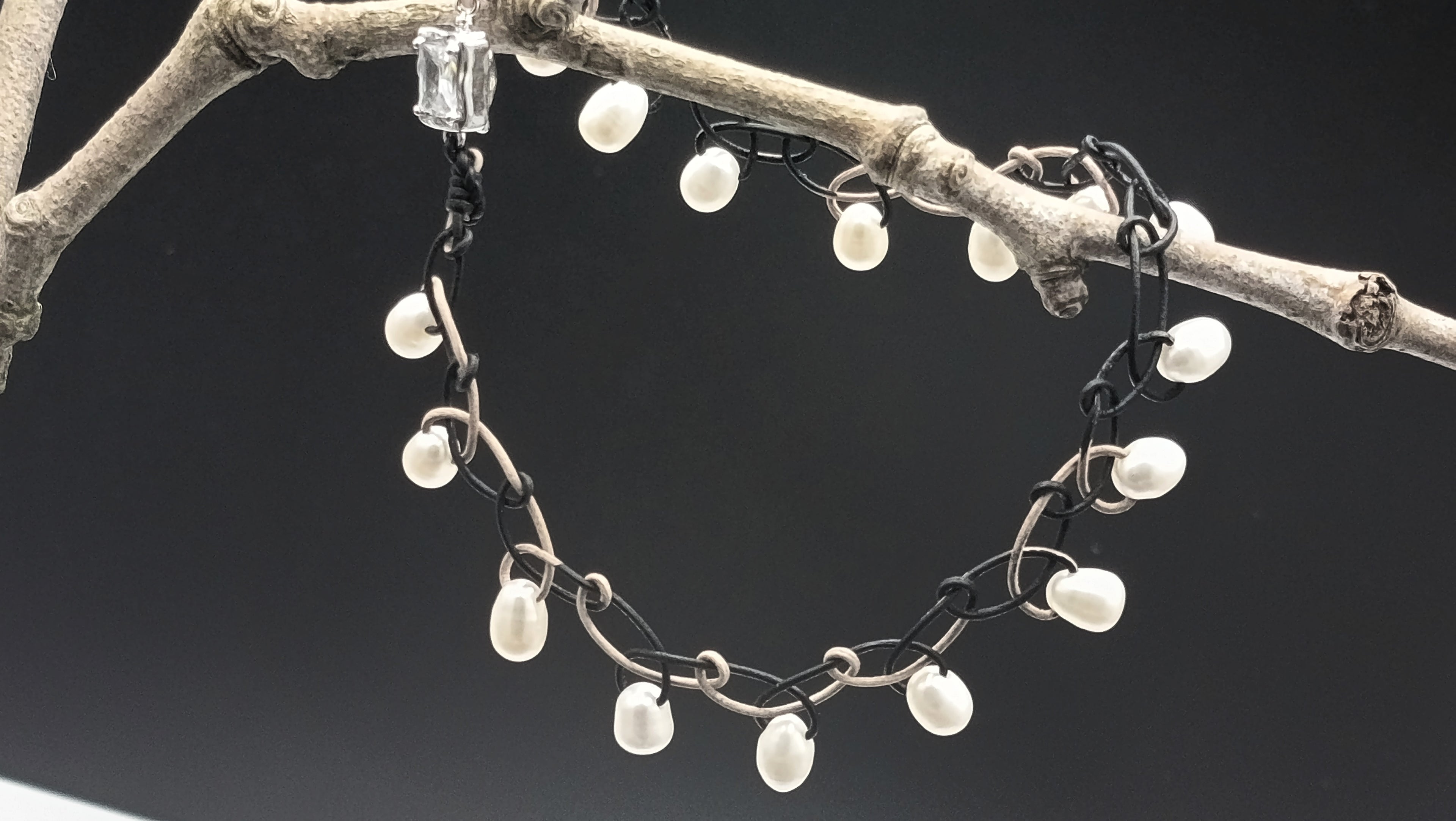 Collar LYS de Perla en cuero sin metal