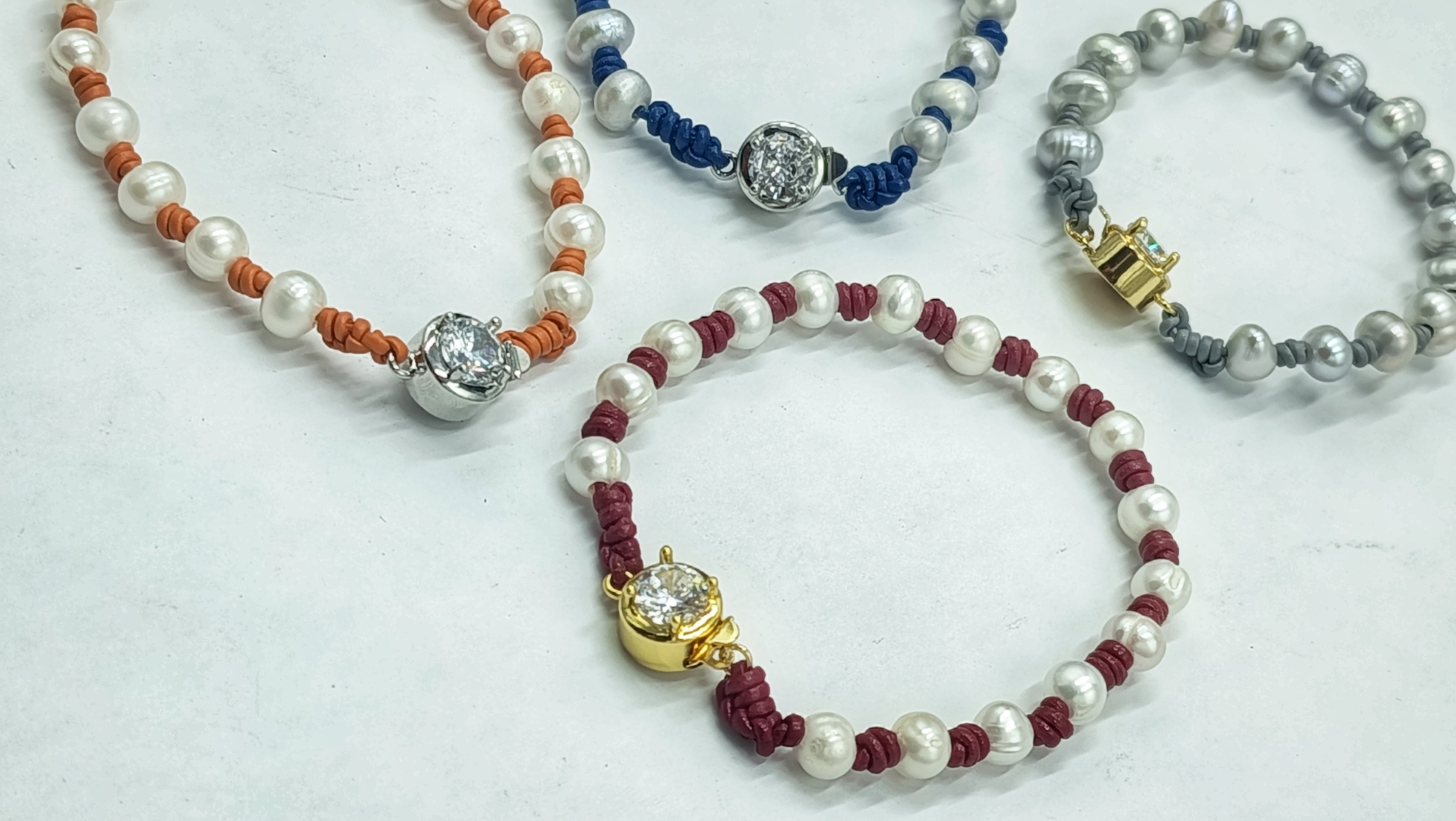 Pulsera Helena de Perla • en Cuero de Color • Perla Contemporánea