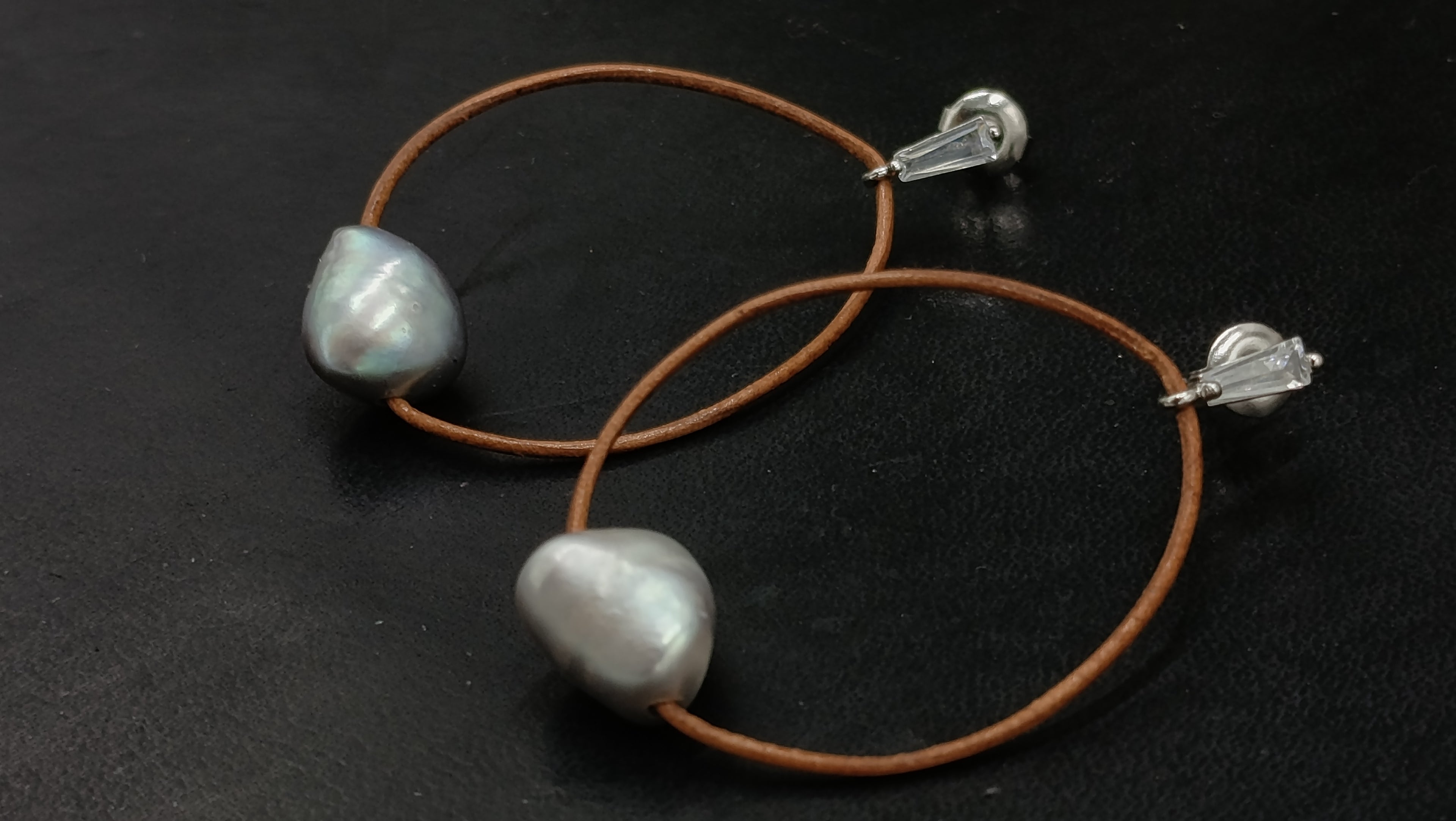 Pendientes HALO de Perla Gris • en Cuero Natural