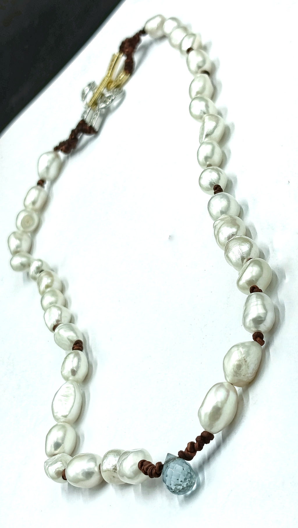 Nara en Perla Blanca con Aguamarina en cuero natural