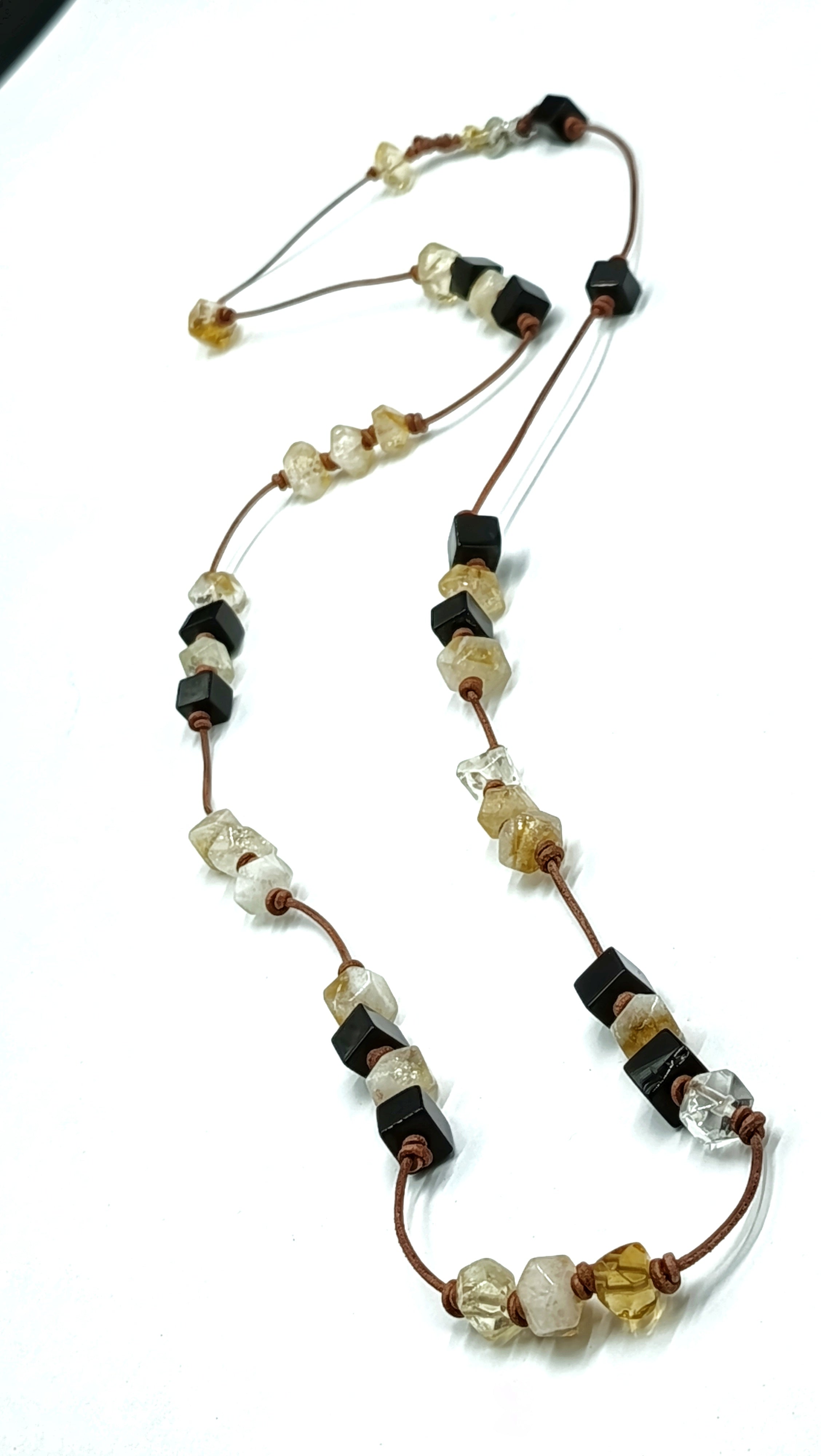 Collar Áurea Negra • de citrino y ónix negro 90 cm · en Cuero Natural