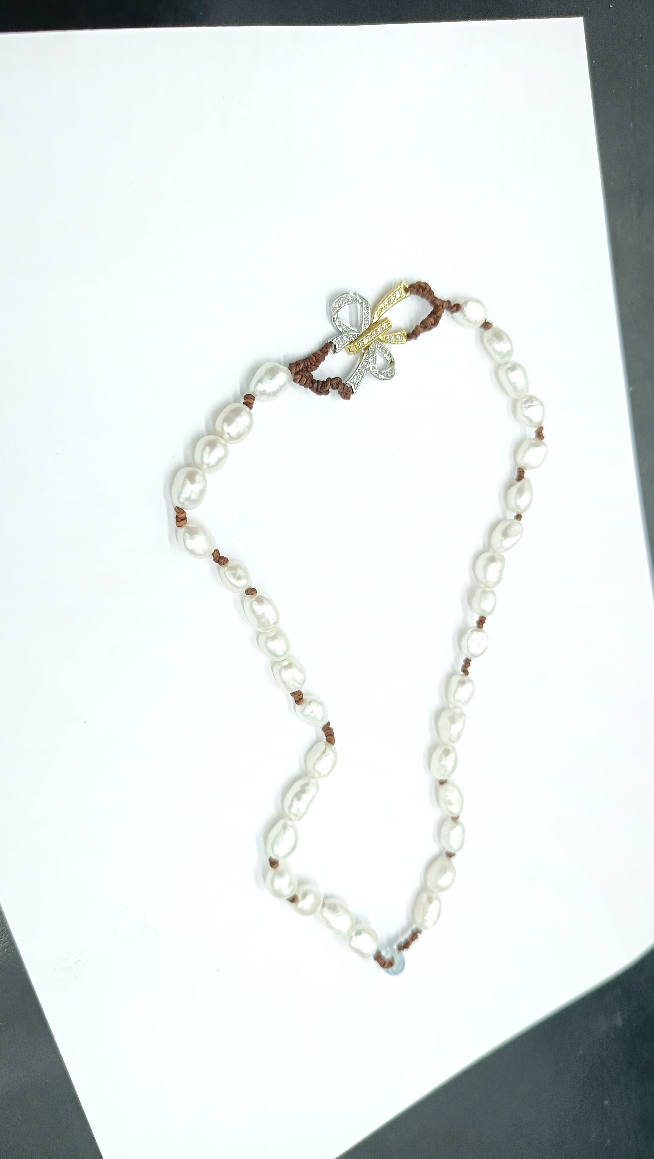 Nara en Perla Blanca con Aguamarina en cuero natural