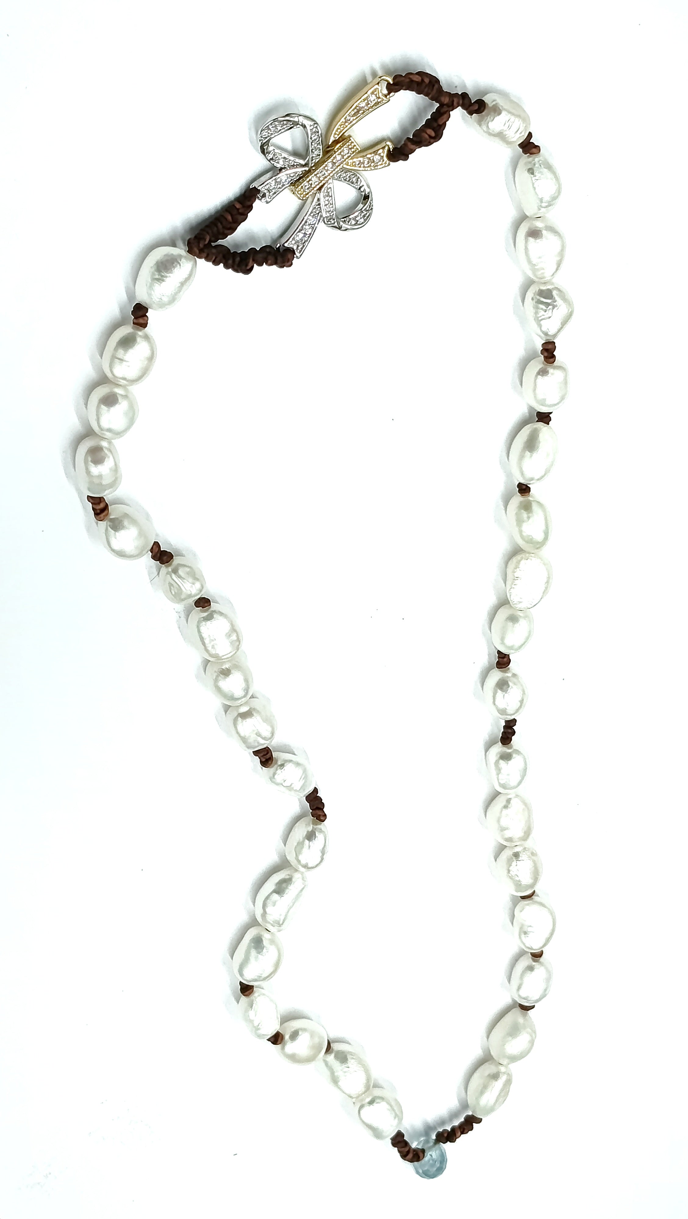 Nara en Perla Blanca con Aguamarina en cuero natural