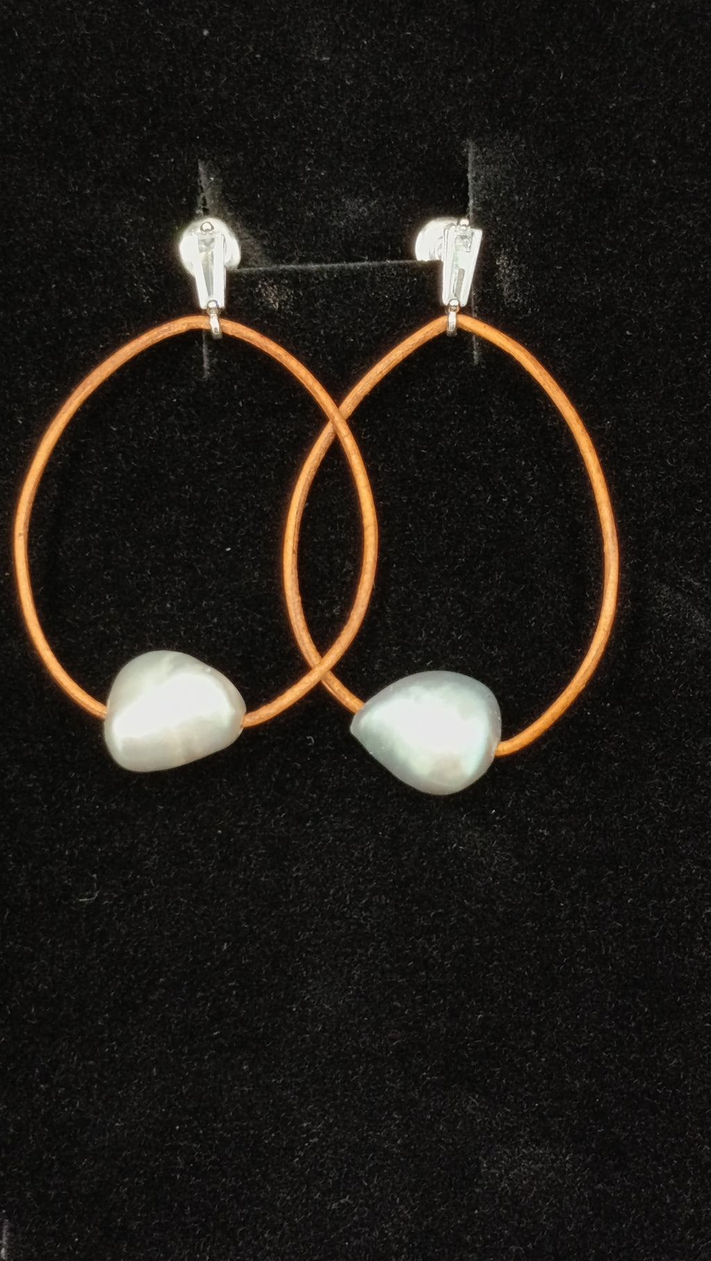 Pendientes HALO de Perla Gris • en Cuero Natural