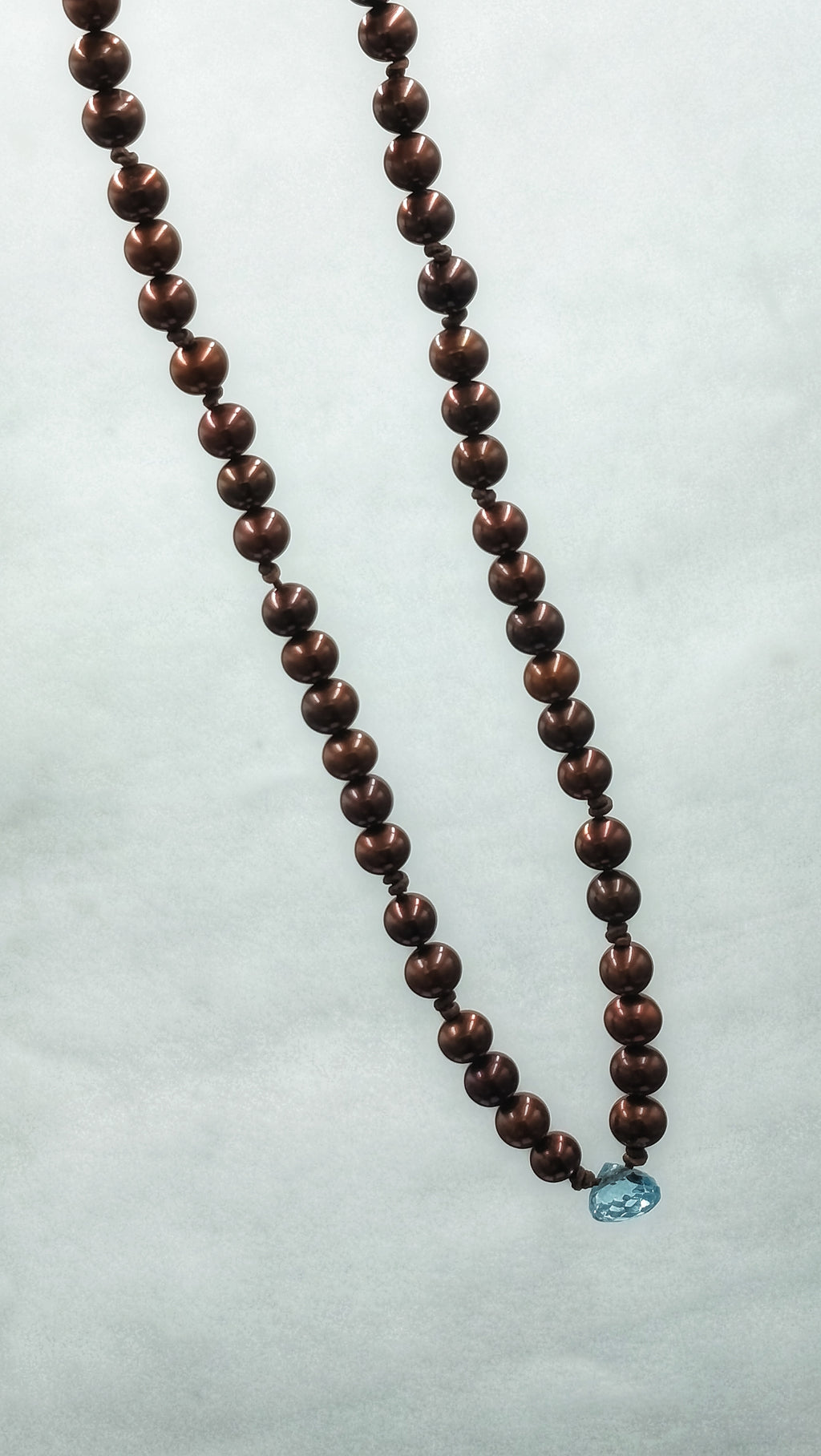 Nara en Perla Marrón con Topacio en cuero natural