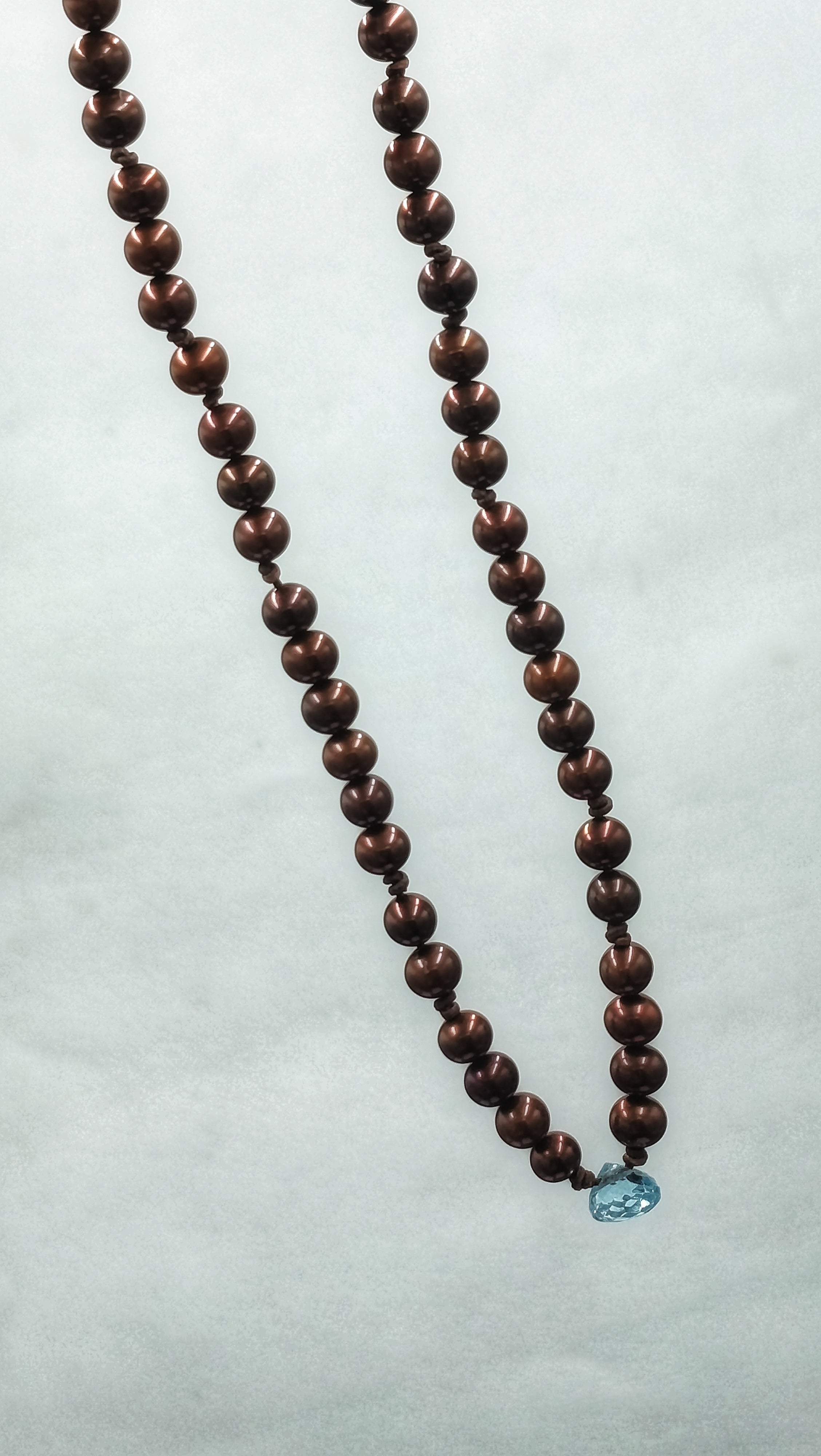 Nara en Perla Marrón con Topacio en cuero natural