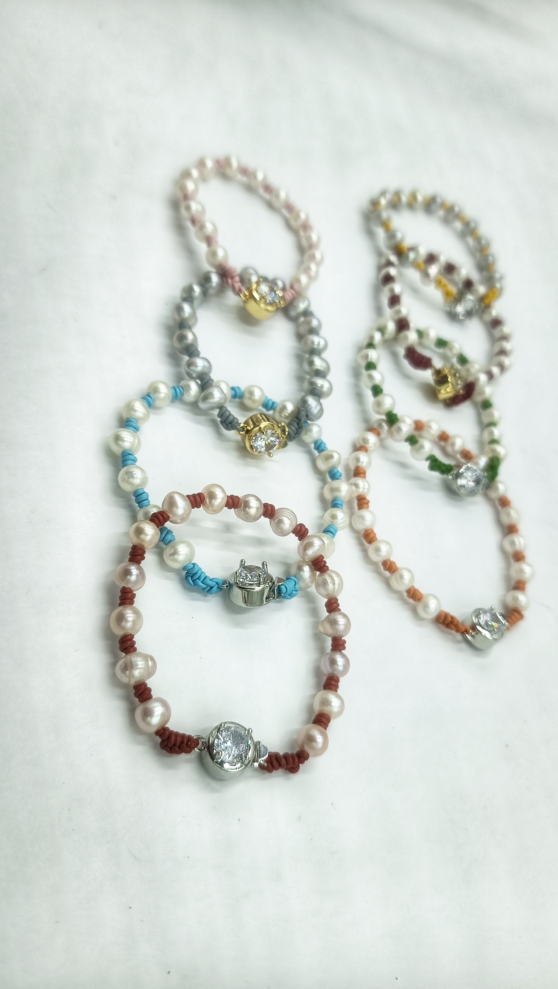 Pulsera Helena de Perla • en Cuero de Color • Perla Contemporánea