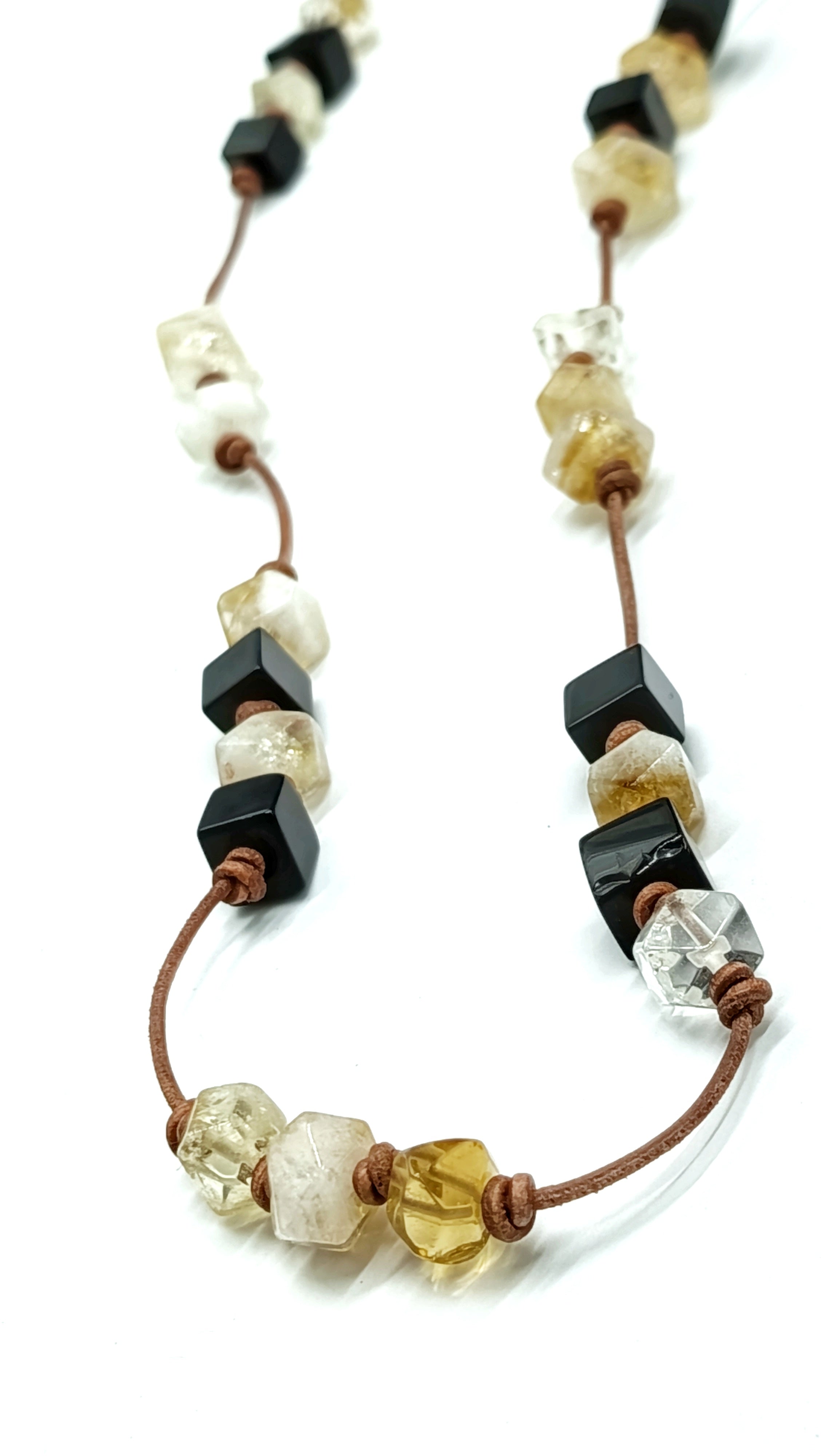 Collar Áurea Negra • de citrino y ónix negro 90 cm · en Cuero Natural