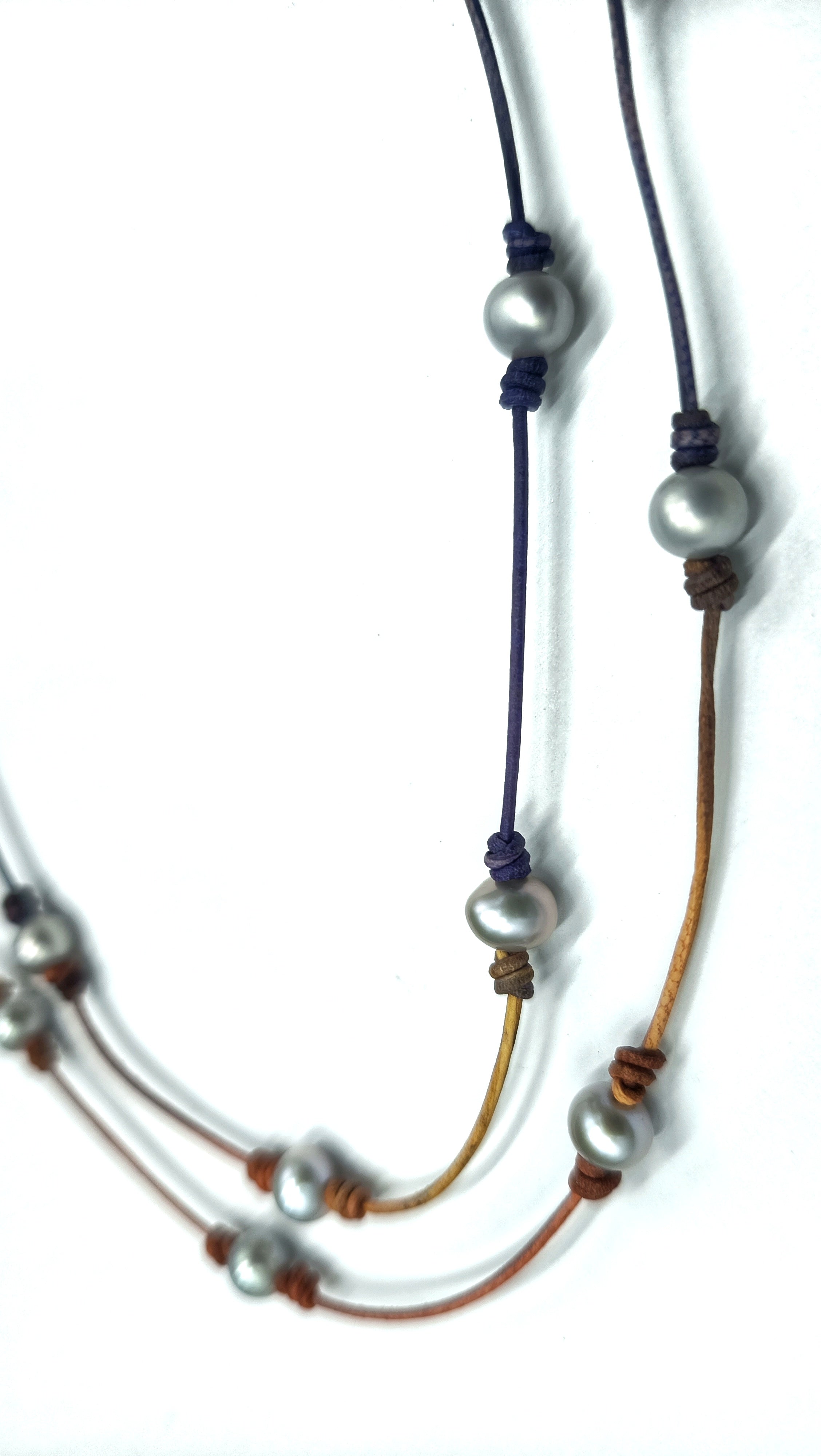 Collar Lira de Perla Gris• en Cuero Bicolor