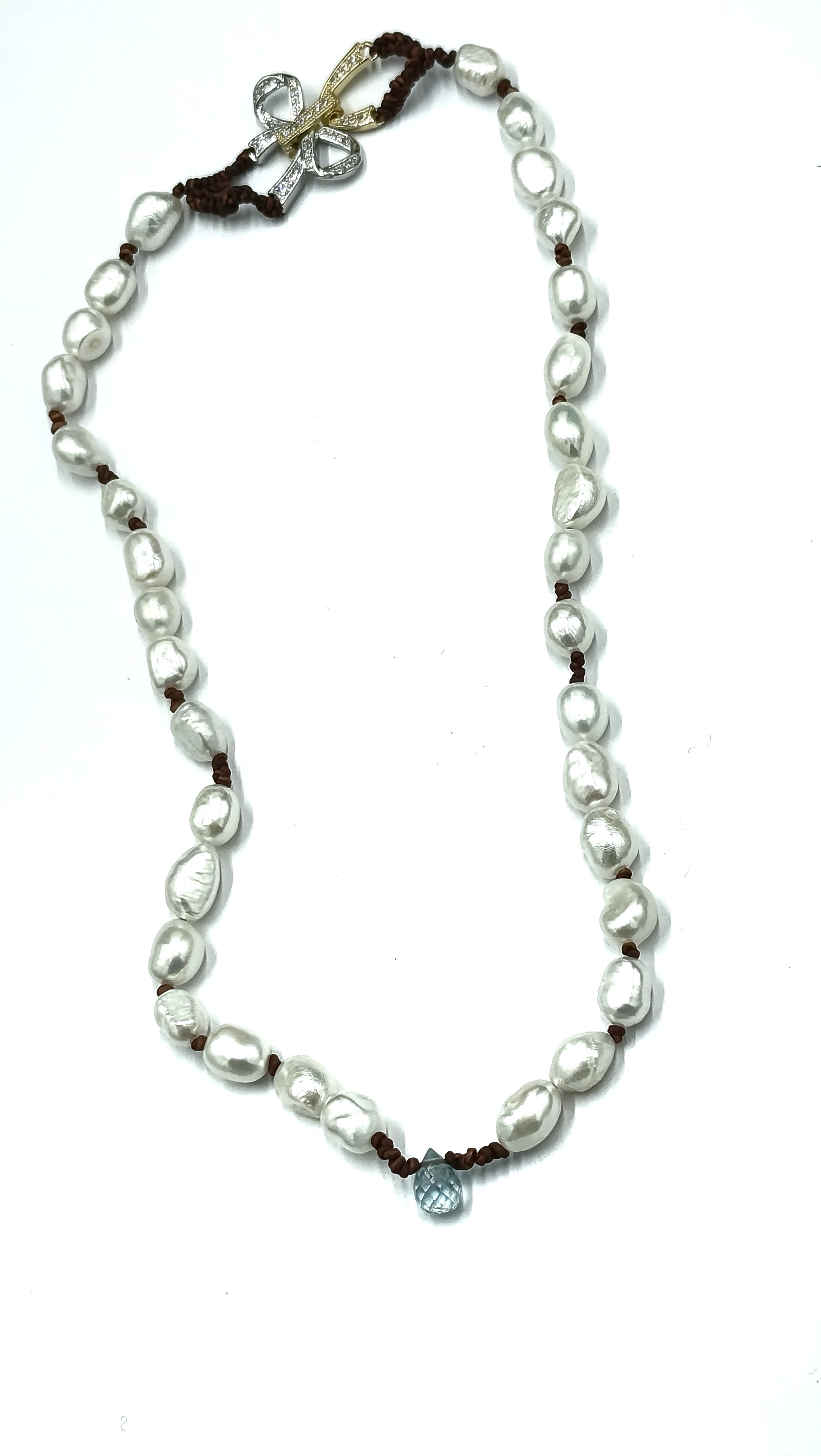 Nara en Perla Blanca con Aguamarina en cuero natural