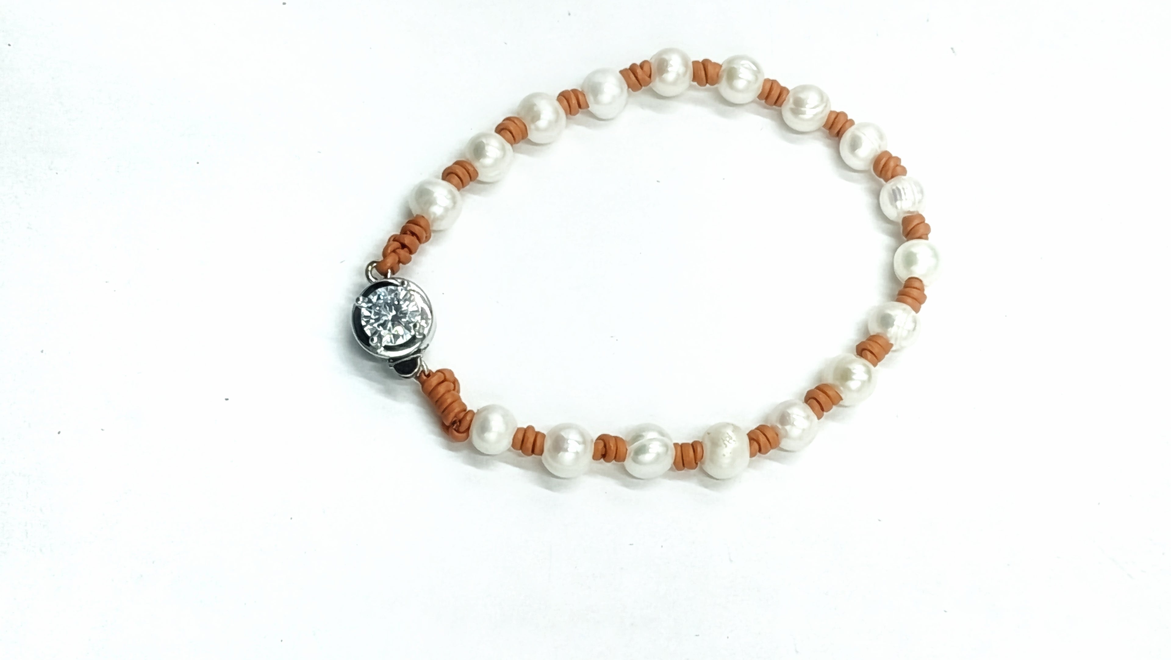 Pulsera Helena de Perla • en Cuero de Color • Perla Contemporánea