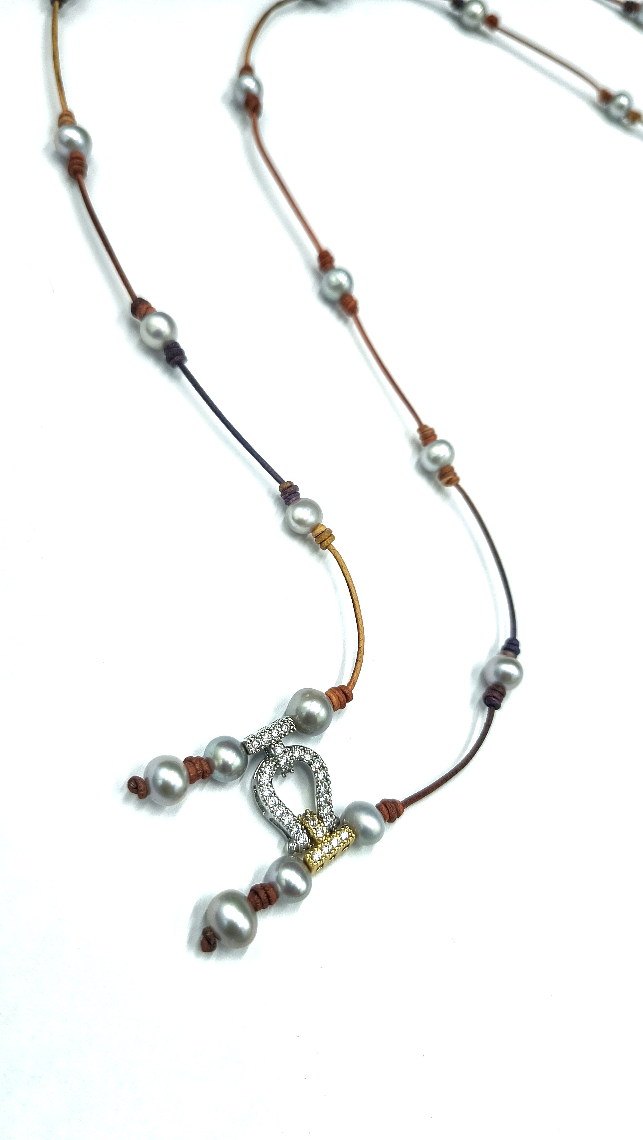 Collar Lira de Perla Gris• en Cuero Bicolor