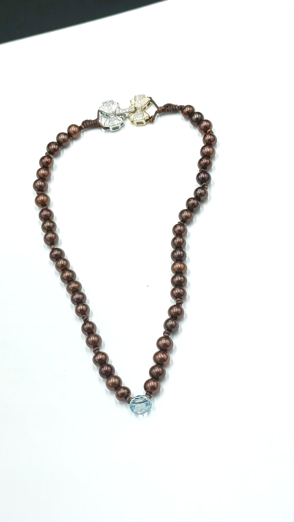 Nara en Perla Marrón con Topacio en cuero natural