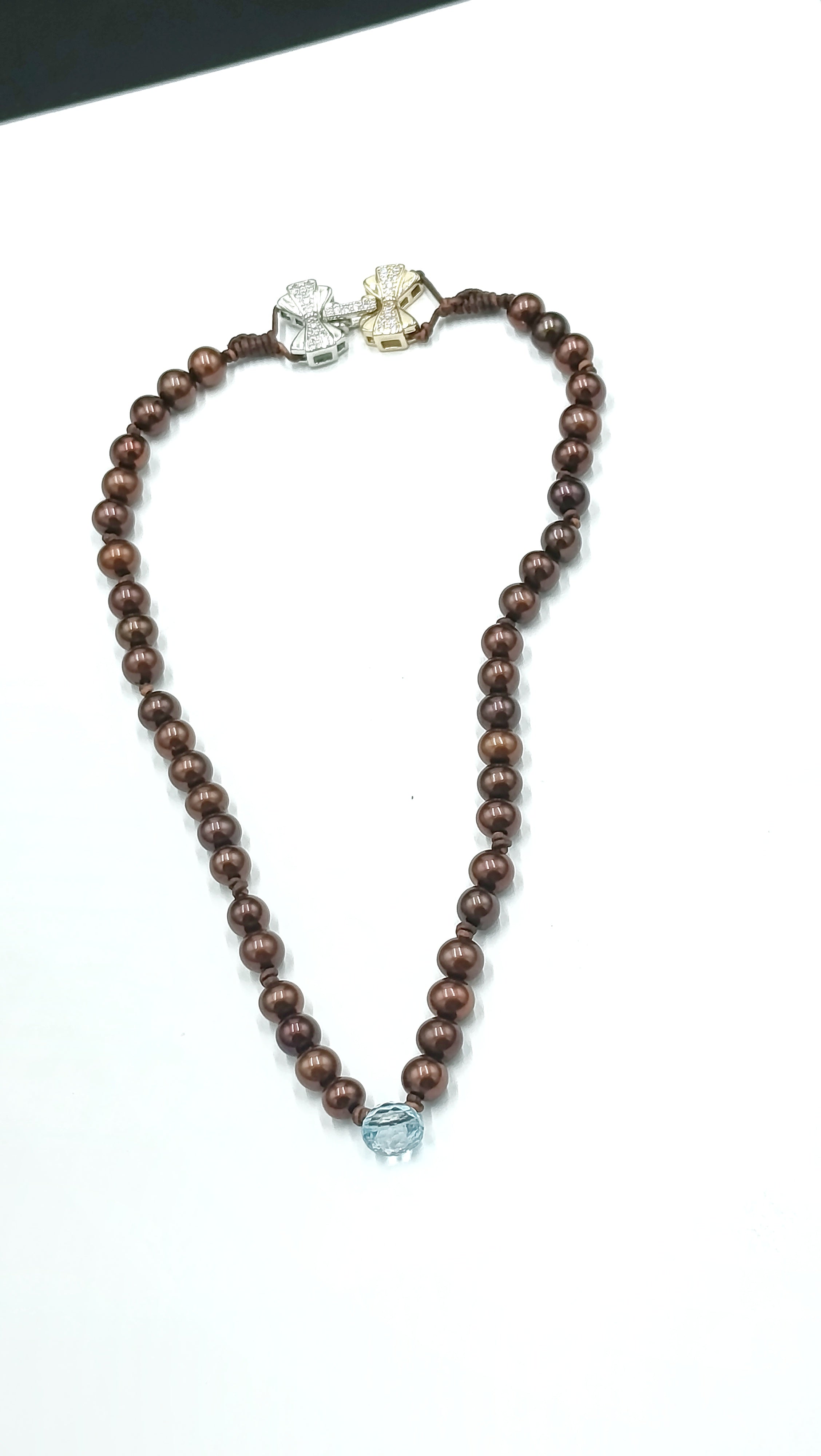 Nara en Perla Marrón con Topacio en cuero natural