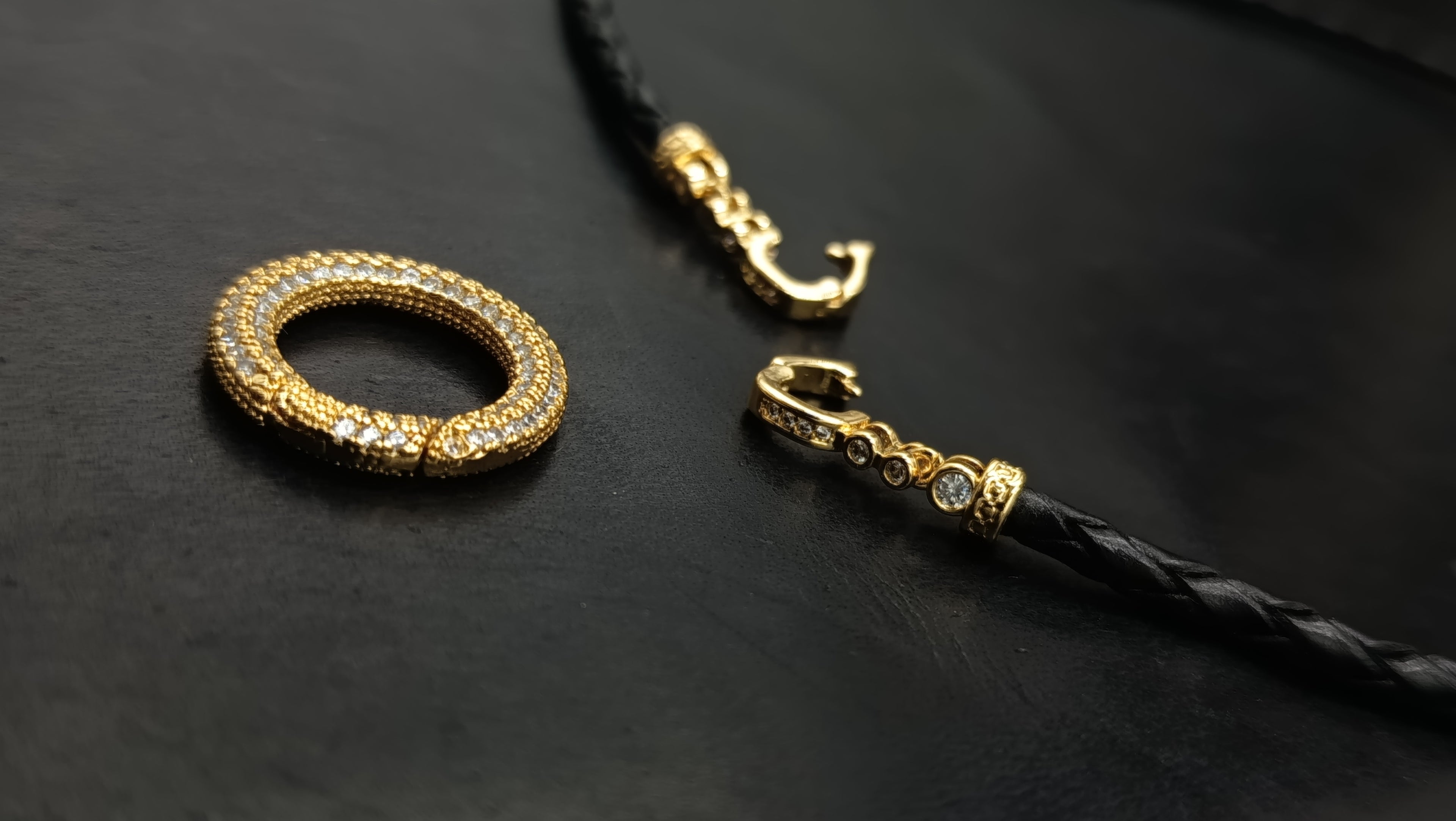 AURELIA oro • enlace ORBIT• Cierre MULTIPOSICIÓN •en Cuero trenzado