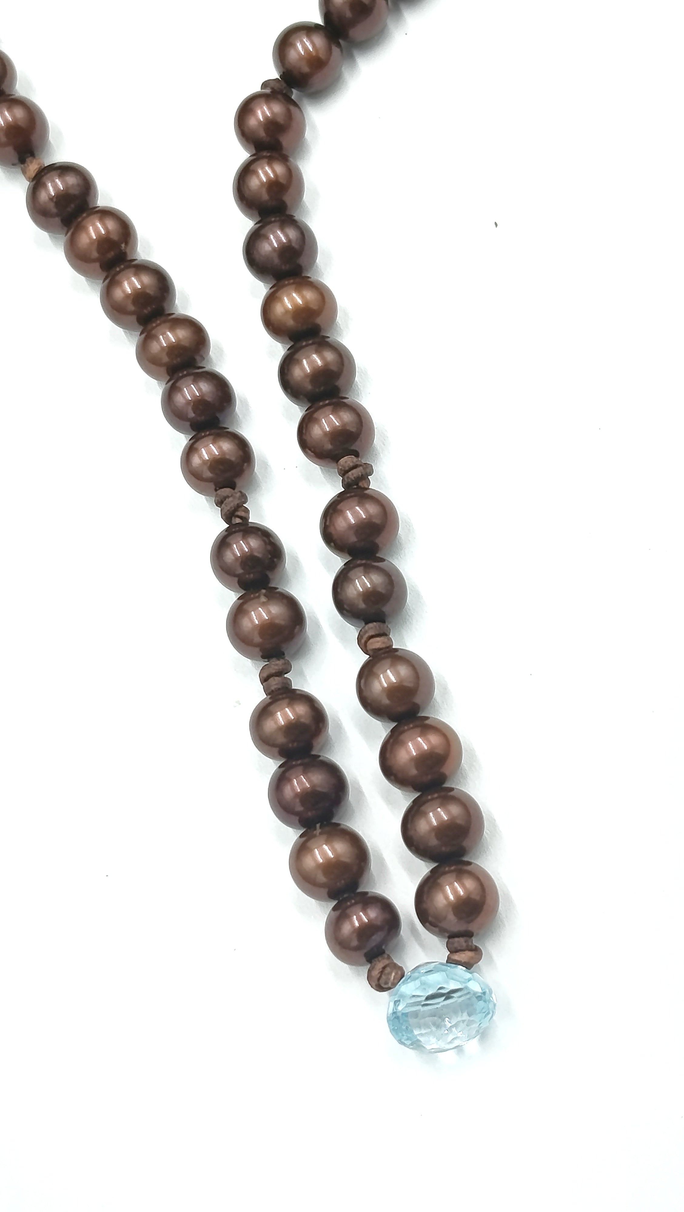 Nara en Perla Marrón con Topacio en cuero natural