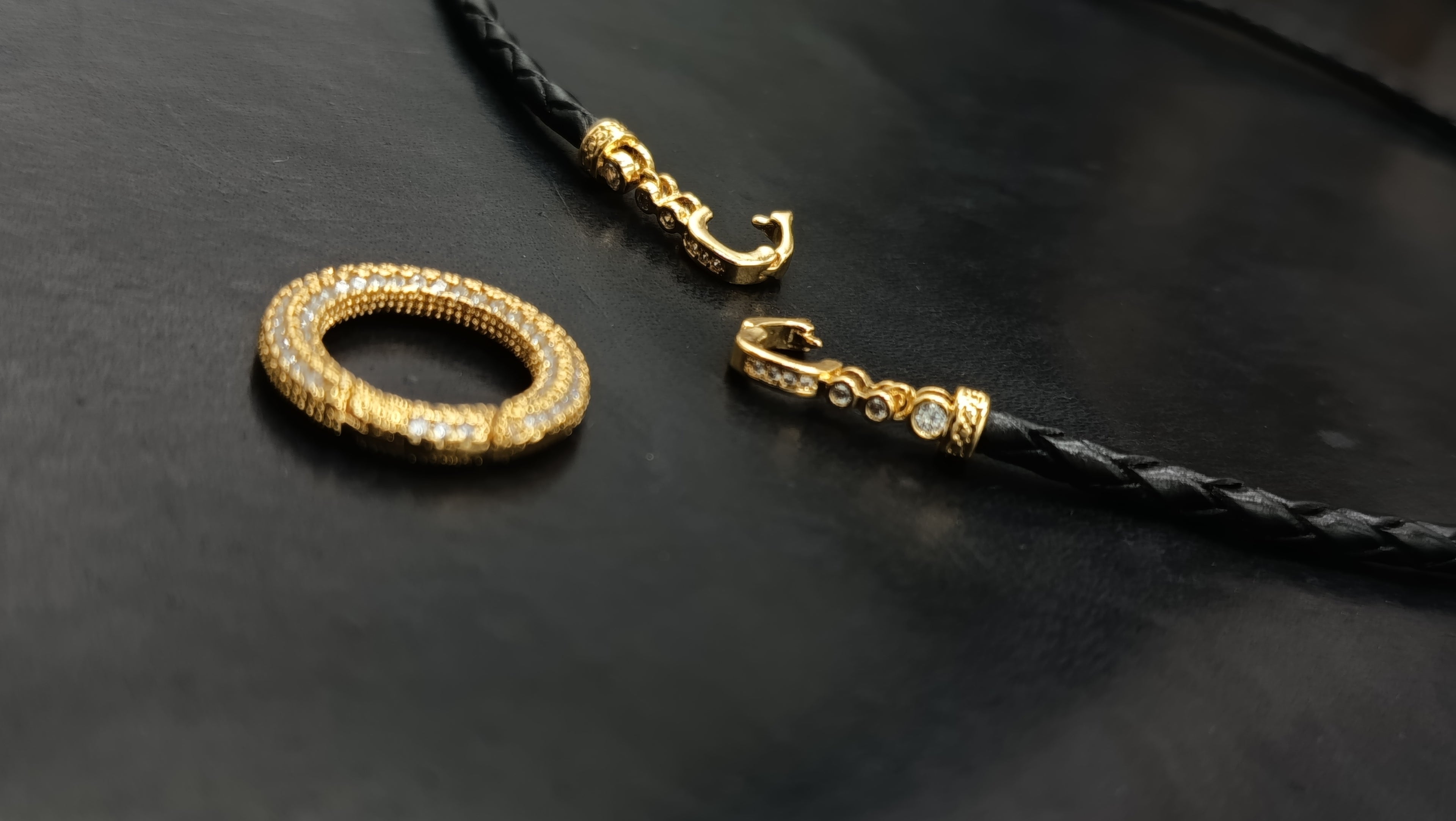 AURELIA oro • enlace ORBIT• Cierre MULTIPOSICIÓN •en Cuero trenzado