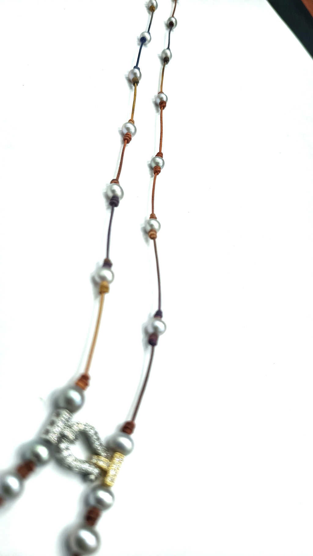 Collar Lira de Perla Gris• en Cuero Bicolor