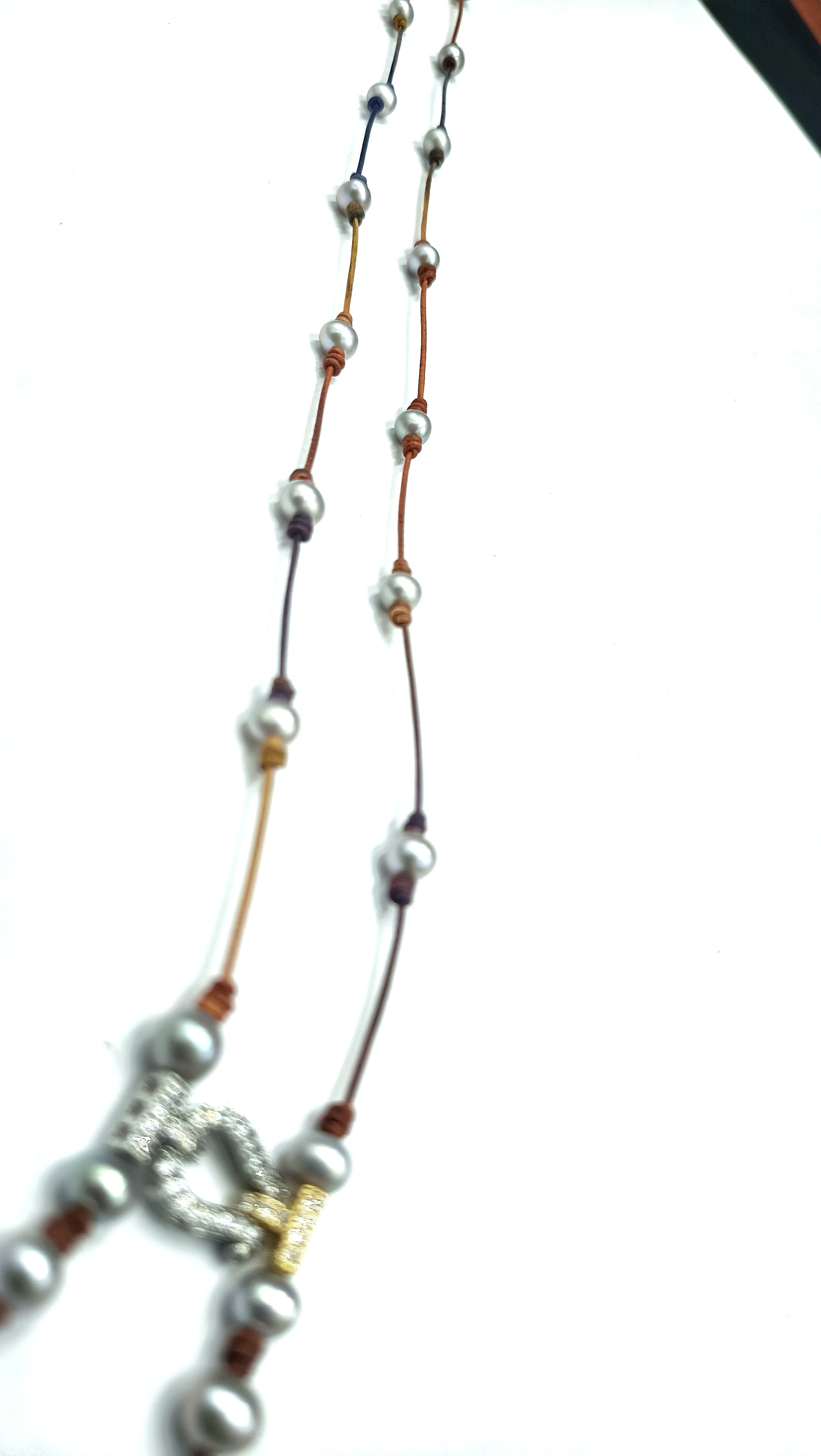 Collar Lira de Perla Gris• en Cuero Bicolor