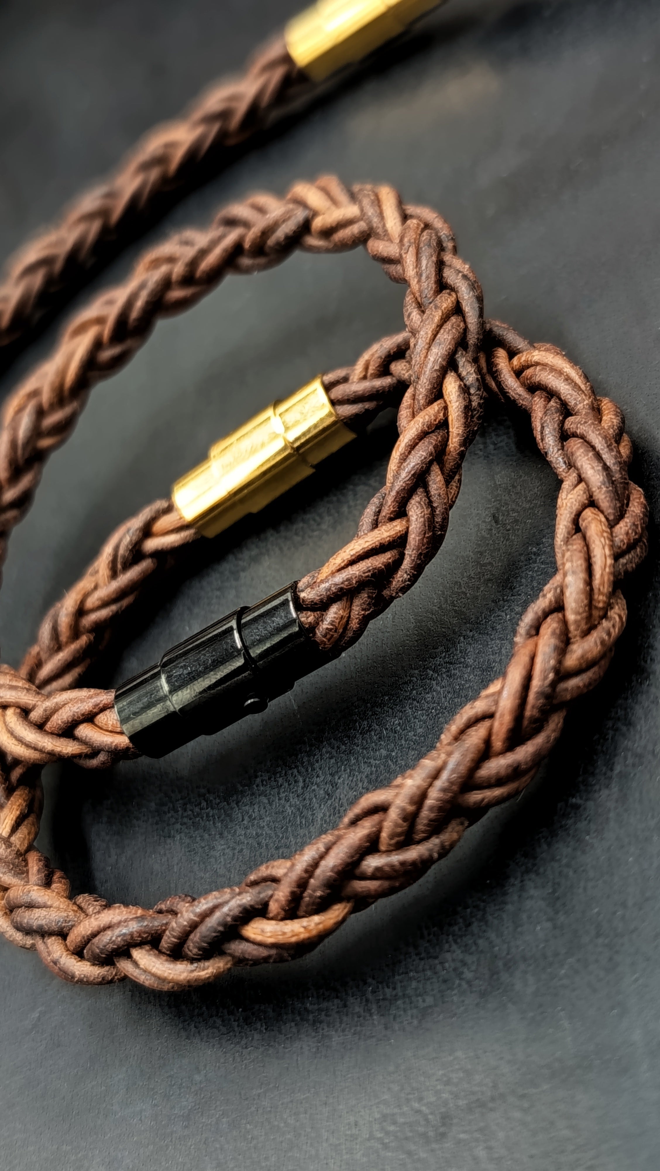 TITÁN Pulsera · 12 hebras trenzado en Cuero Marrón Tostado