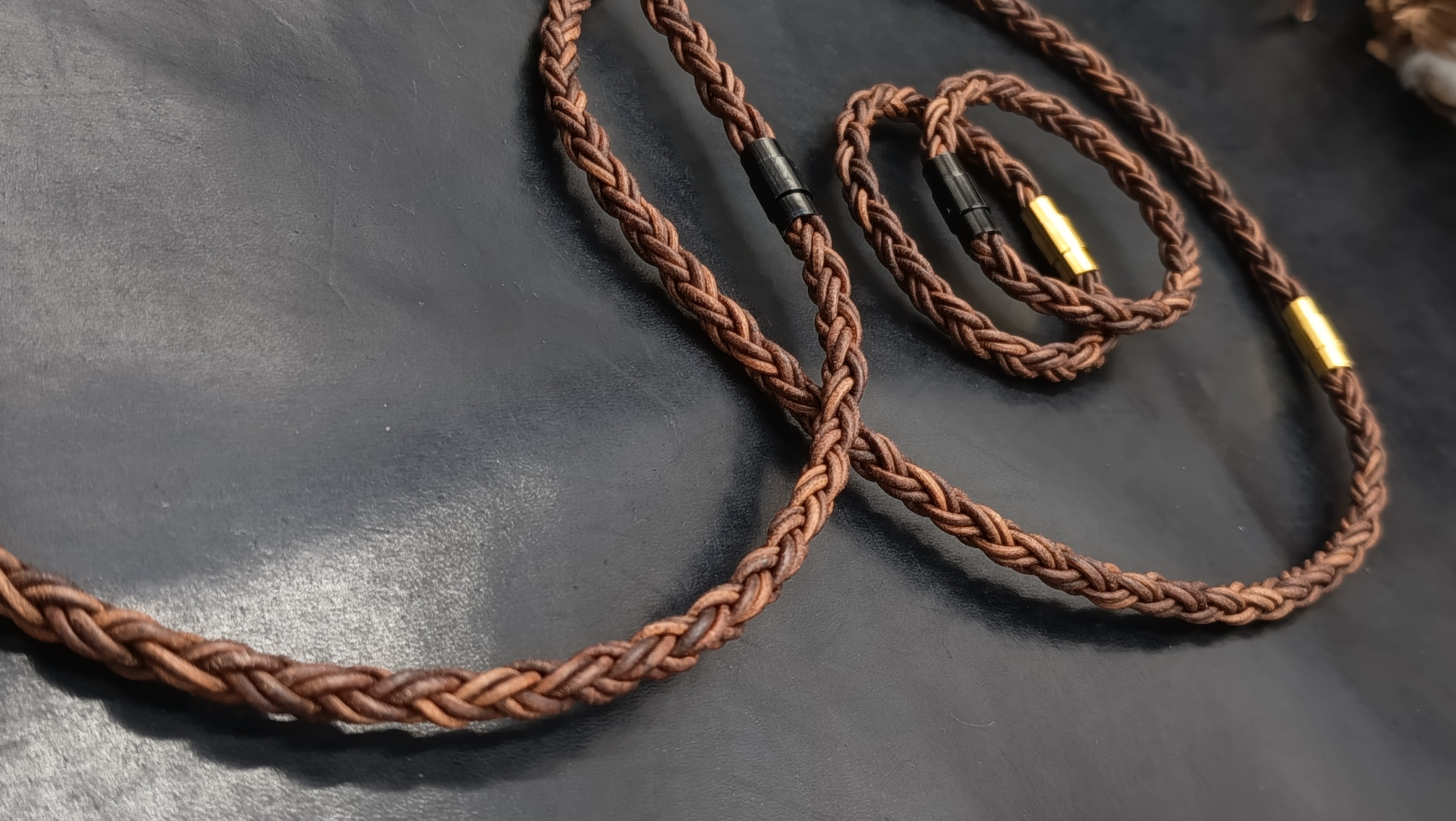 TITÁN Collar · 12 hebras trenzado en Cuero Marrón Tostado