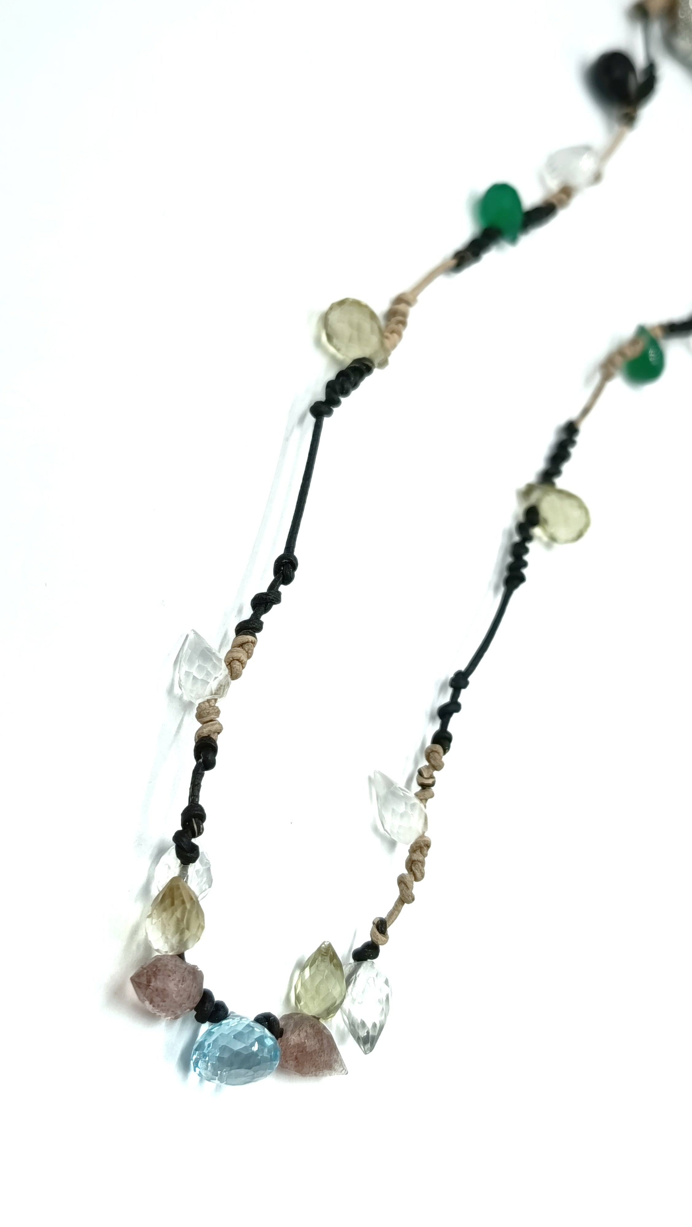 Vesta •Gargantilla de Topacio, Cuarzo Fresa y Cuarzo Cristal. Multigemas en Cuero bicolor negro