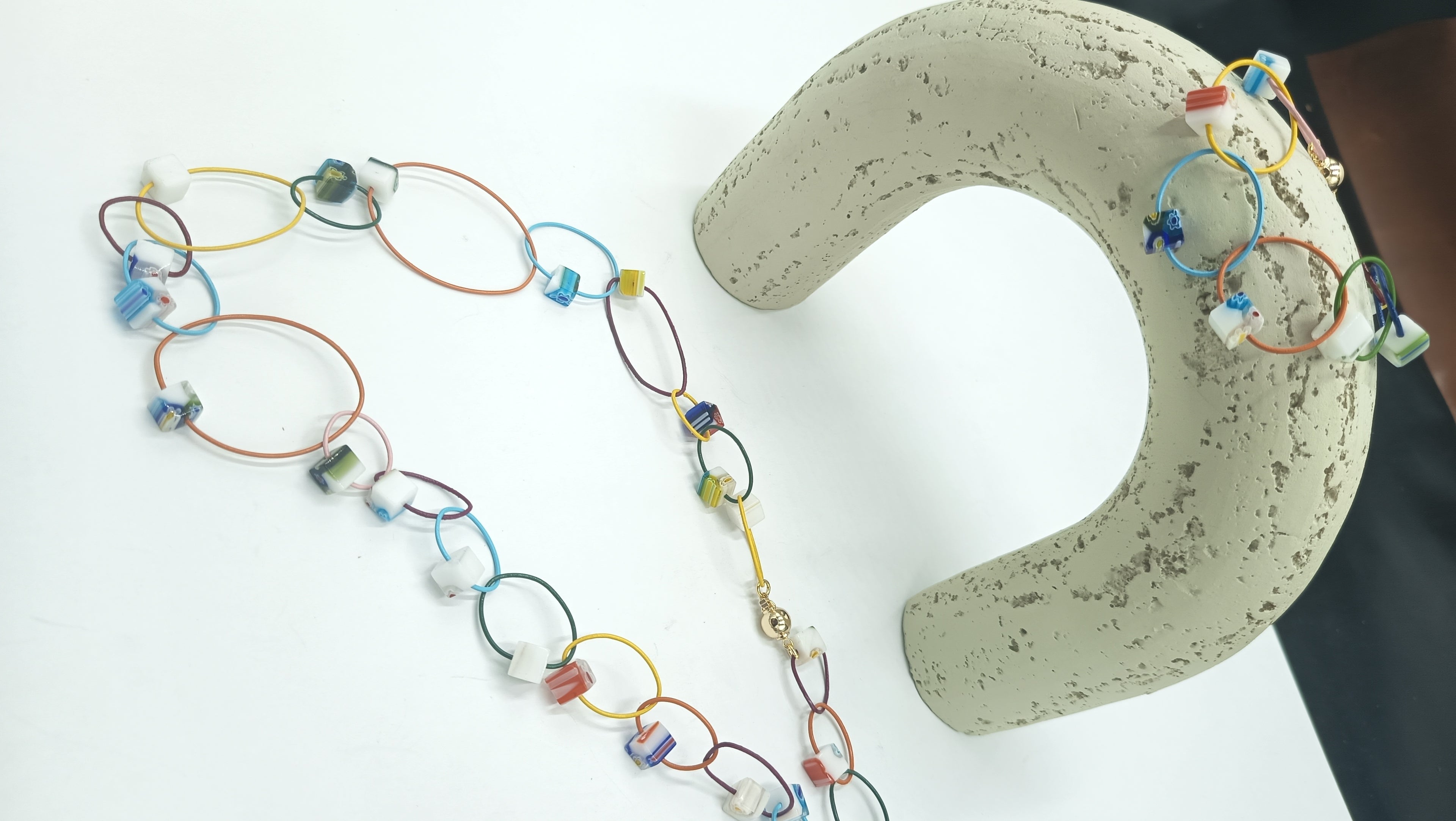 Collar HALO cristal • En cuero de color