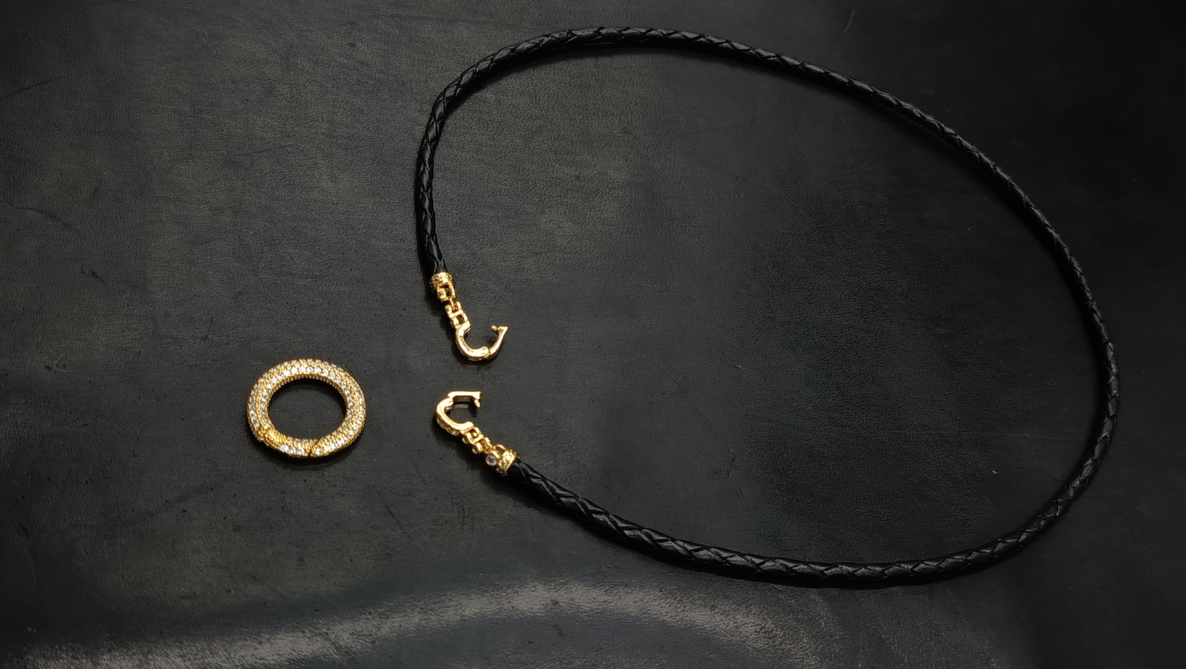 AURELIA oro • enlace ORBIT• Cierre MULTIPOSICIÓN •en Cuero trenzado
