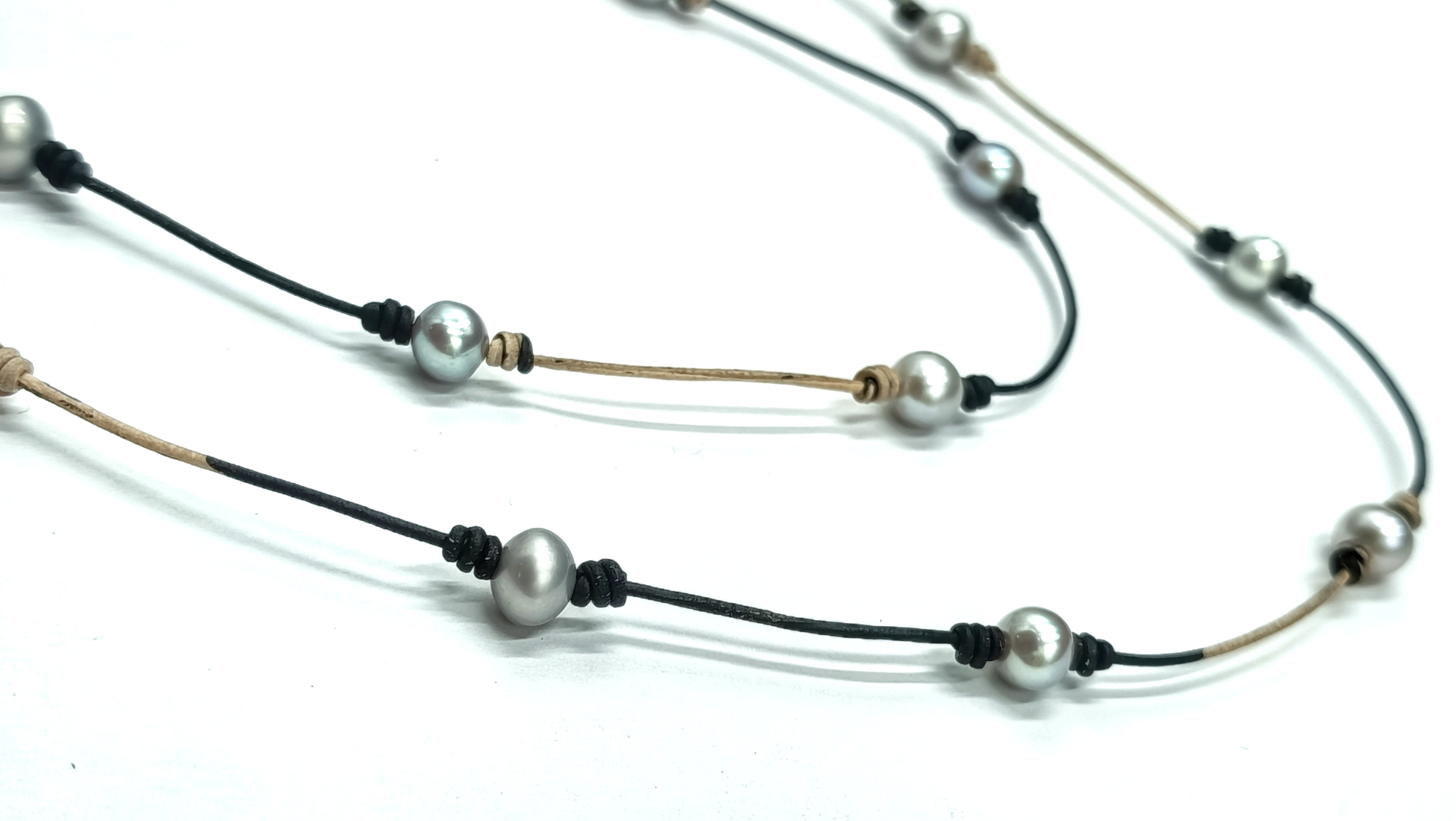 Collar Lira de Perla Gris• en Cuero Bicolor