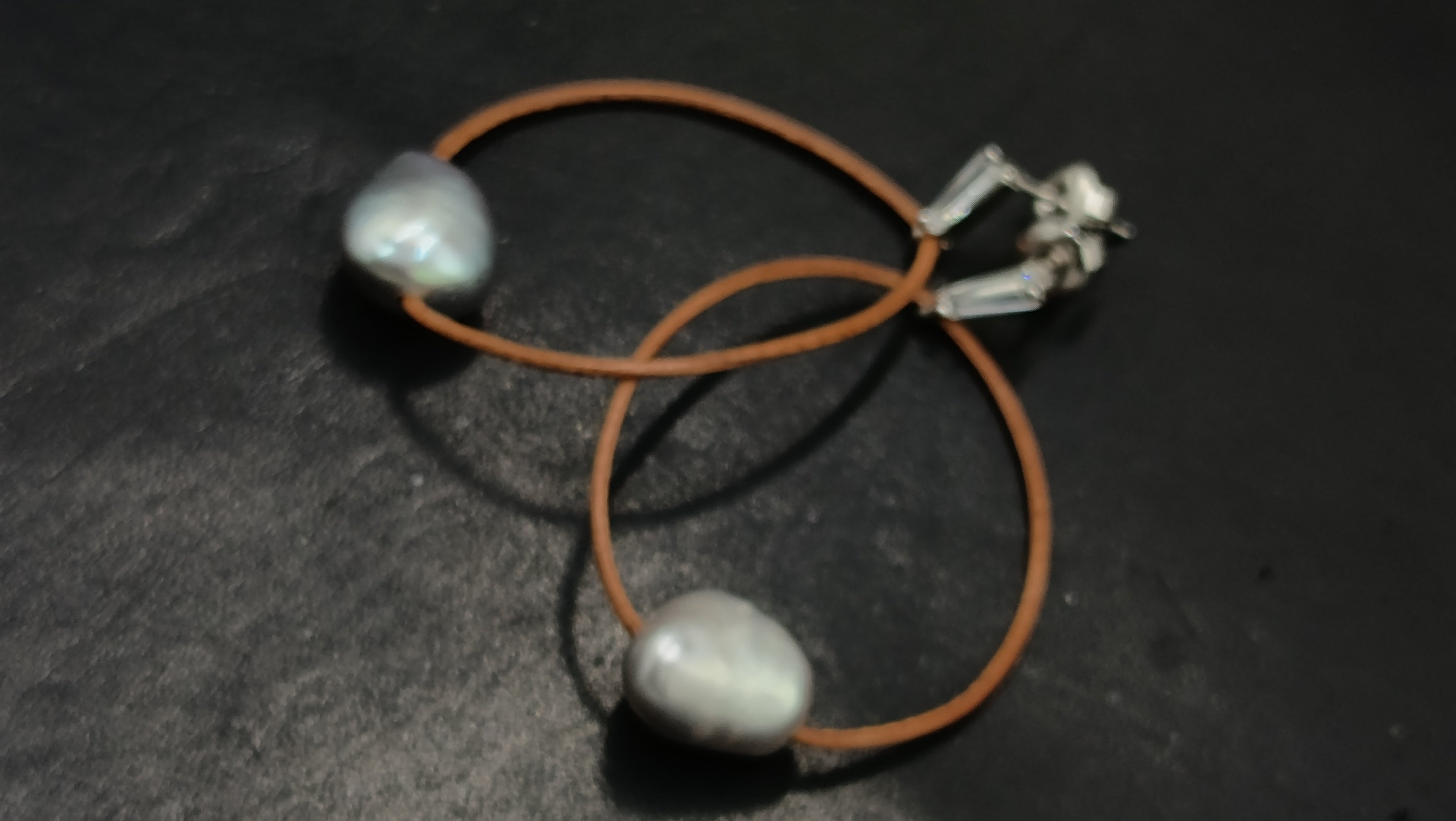 Pendientes HALO de Perla Gris • en Cuero Natural