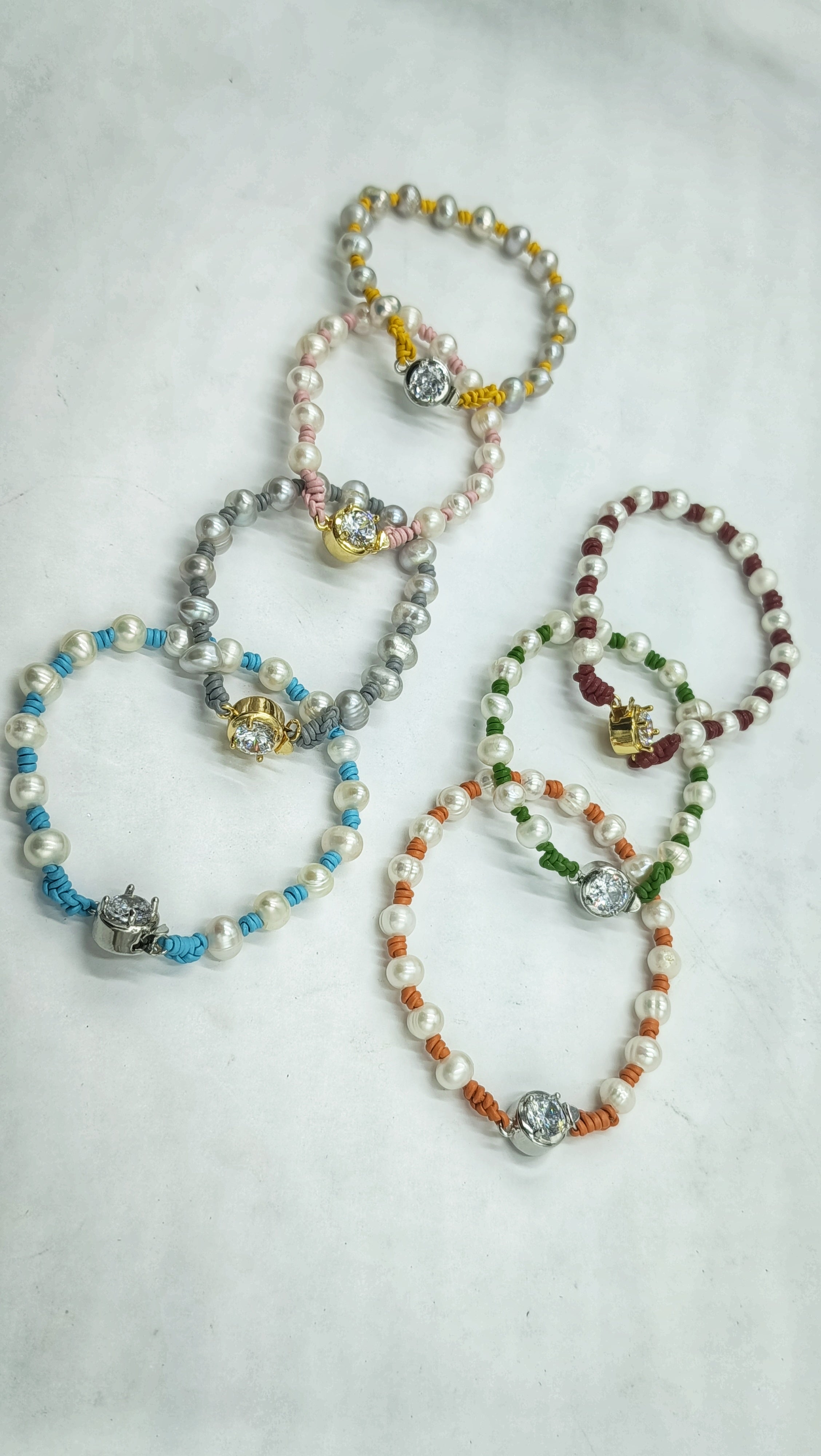 Pulsera Helena de Perla • en Cuero de Color • Perla Contemporánea