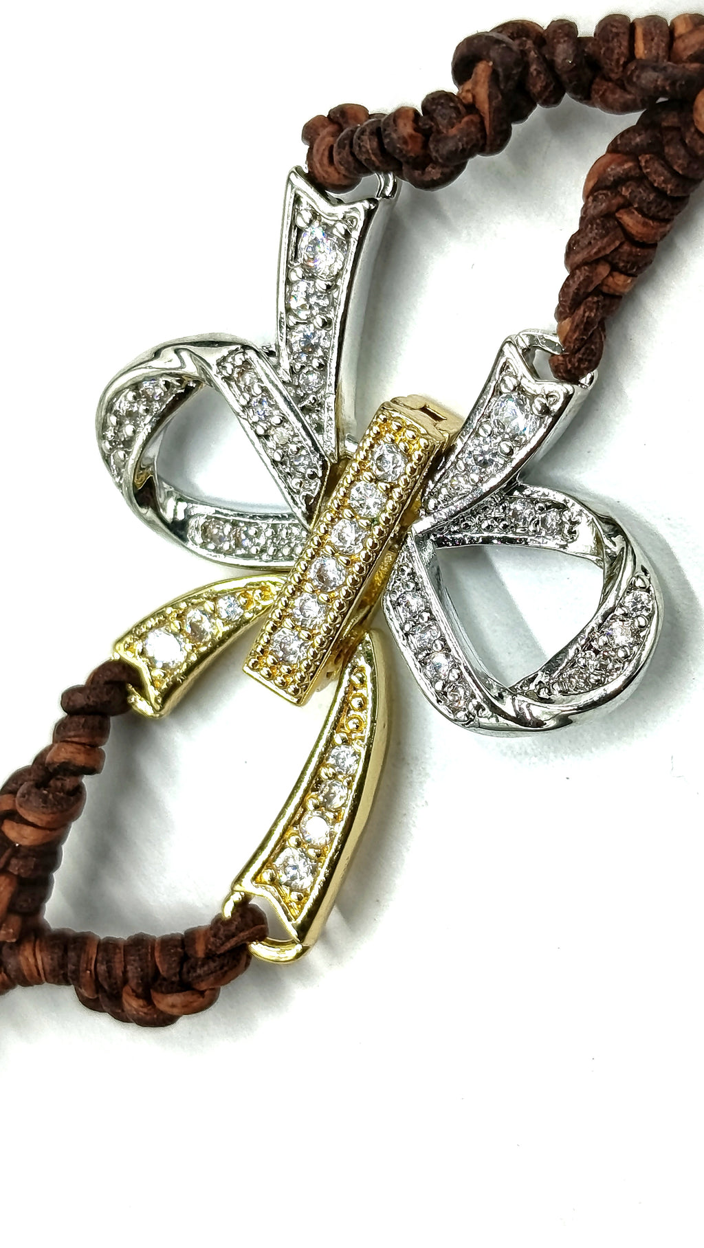 Nara en Perla Blanca con Aguamarina en cuero natural