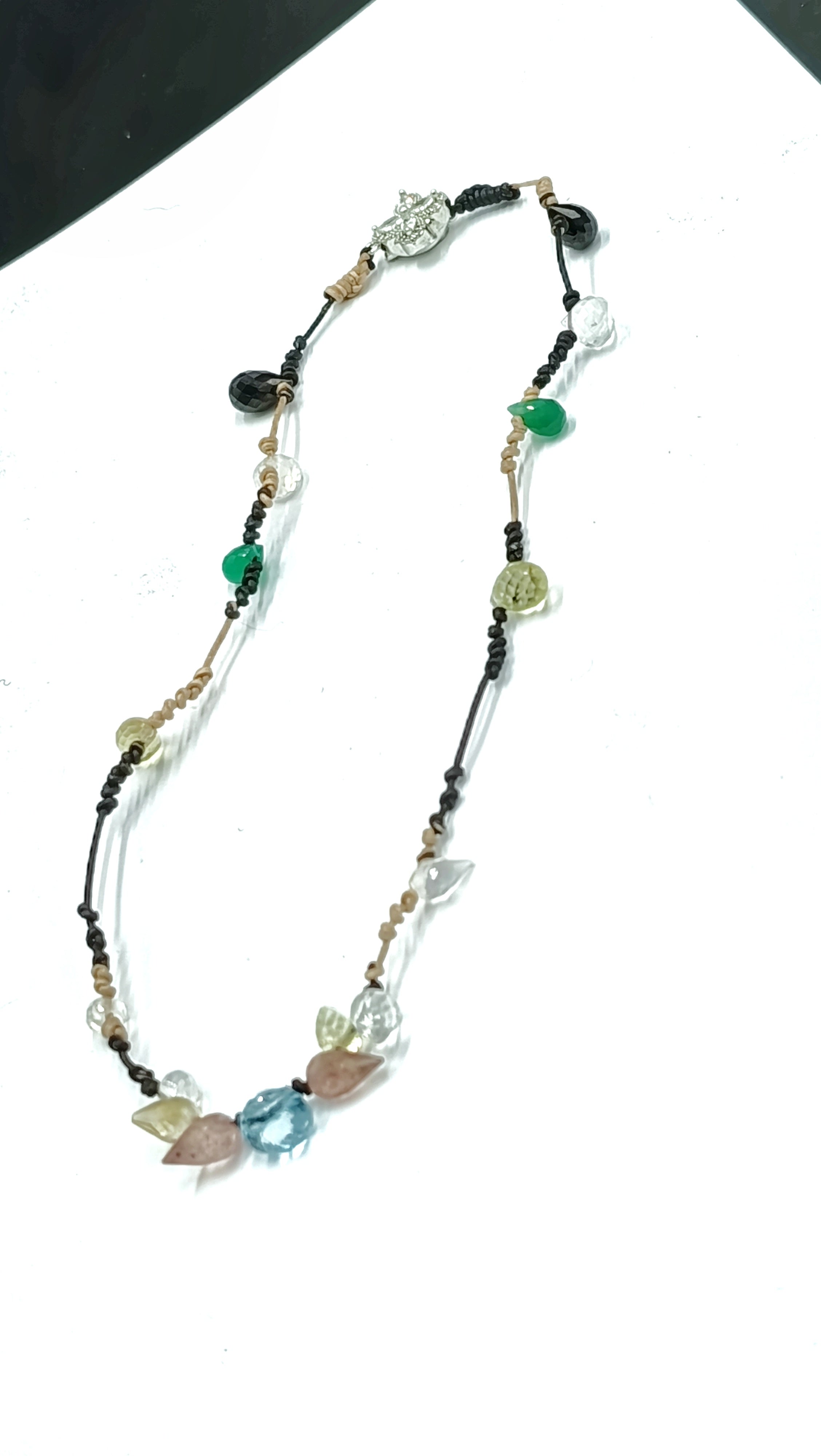 Vesta •Gargantilla de Topacio, Cuarzo Fresa y Cuarzo Cristal. Multigemas en Cuero bicolor negro