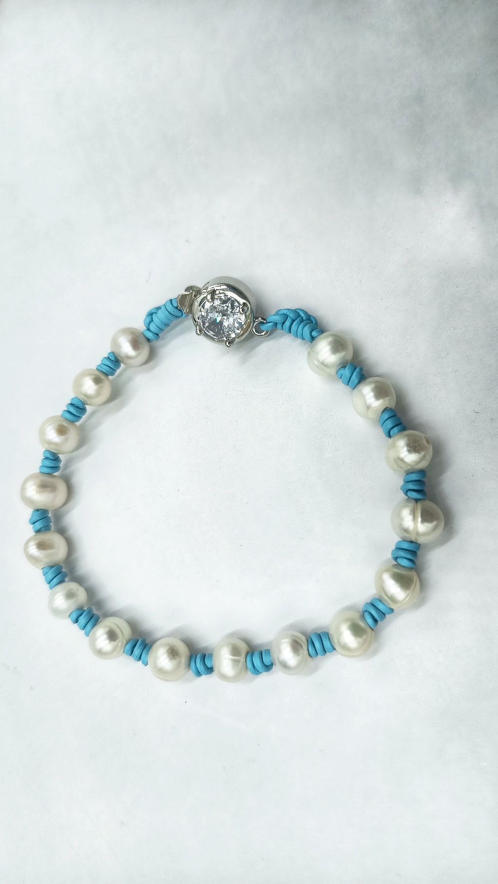 Pulsera Helena de Perla • en Cuero de Color • Perla Contemporánea