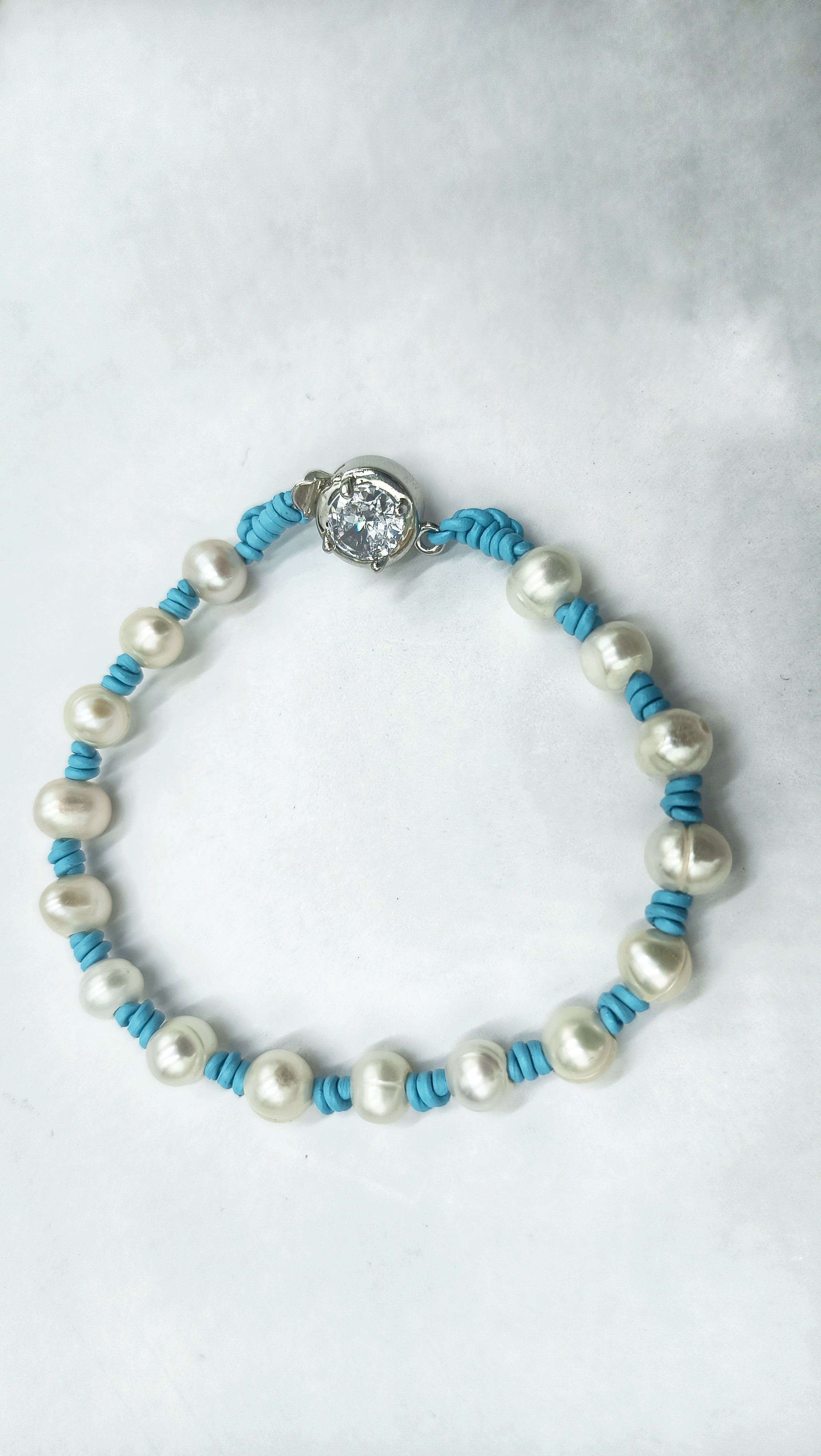 Pulsera Helena de Perla • en Cuero de Color • Perla Contemporánea