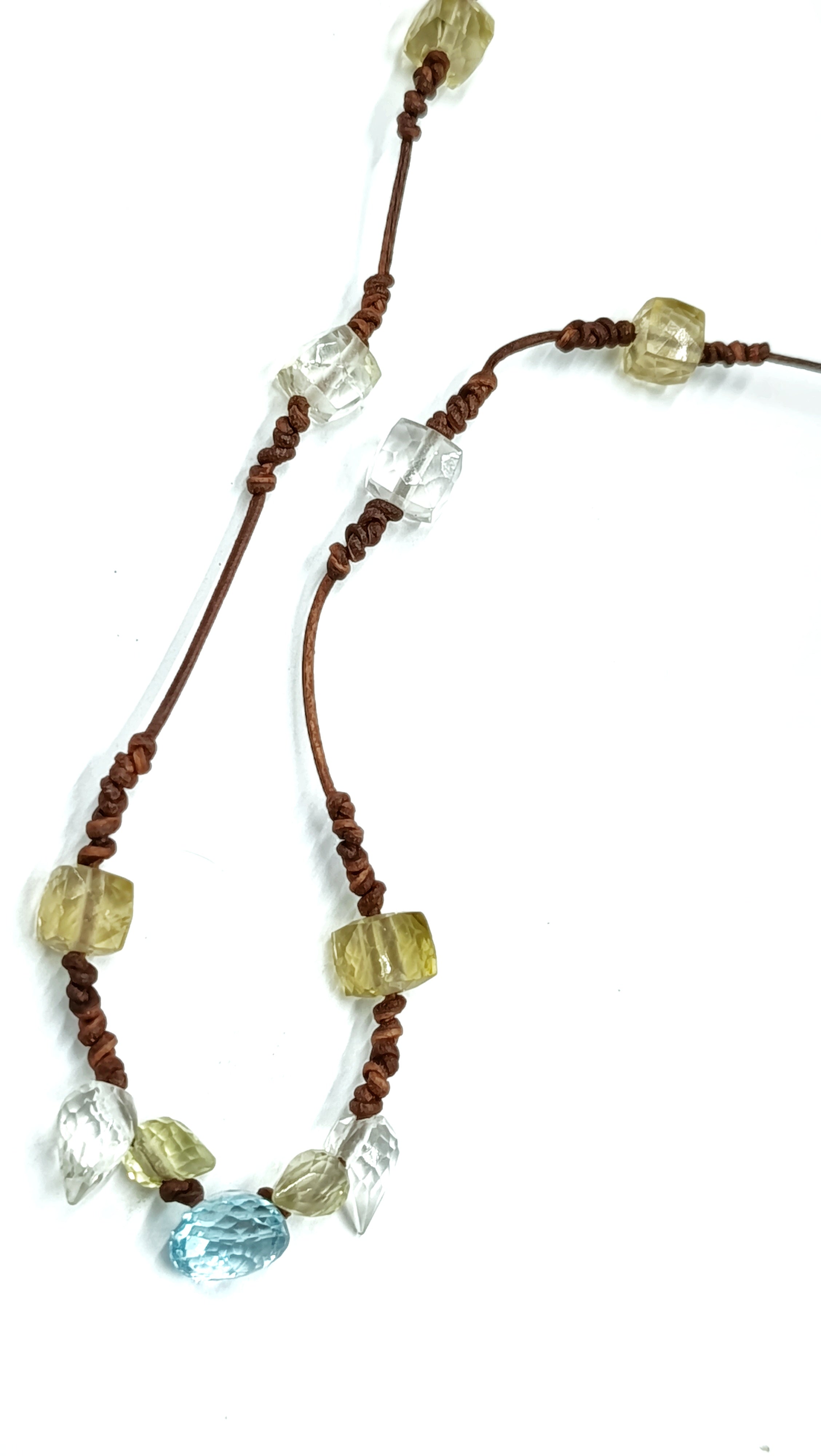 Vesta •Gargantilla de Topacio, Cuarzo Cristal y Citrino. En Cuero Natural