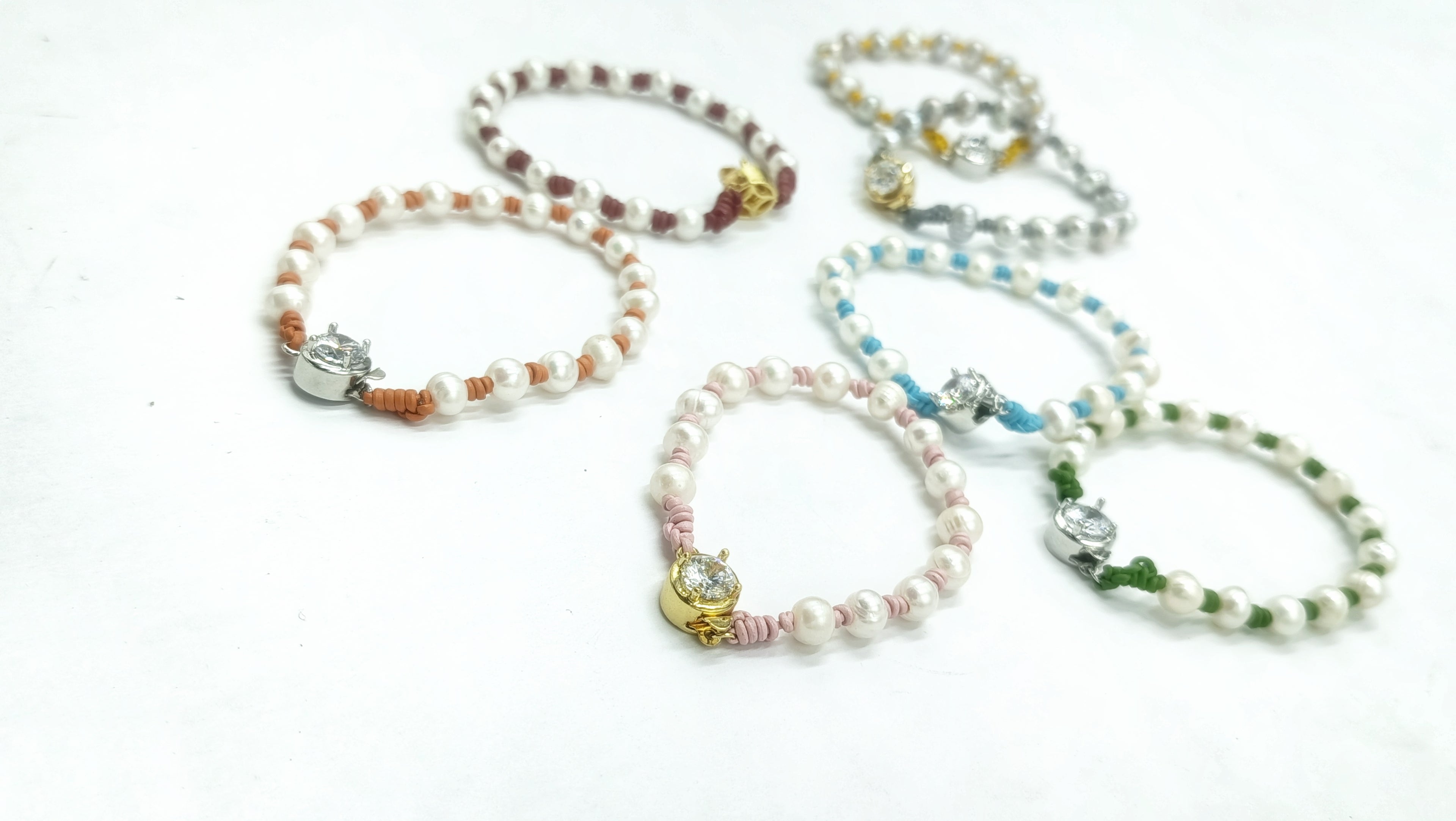 Pulsera Helena de Perla • en Cuero de Color • Perla Contemporánea