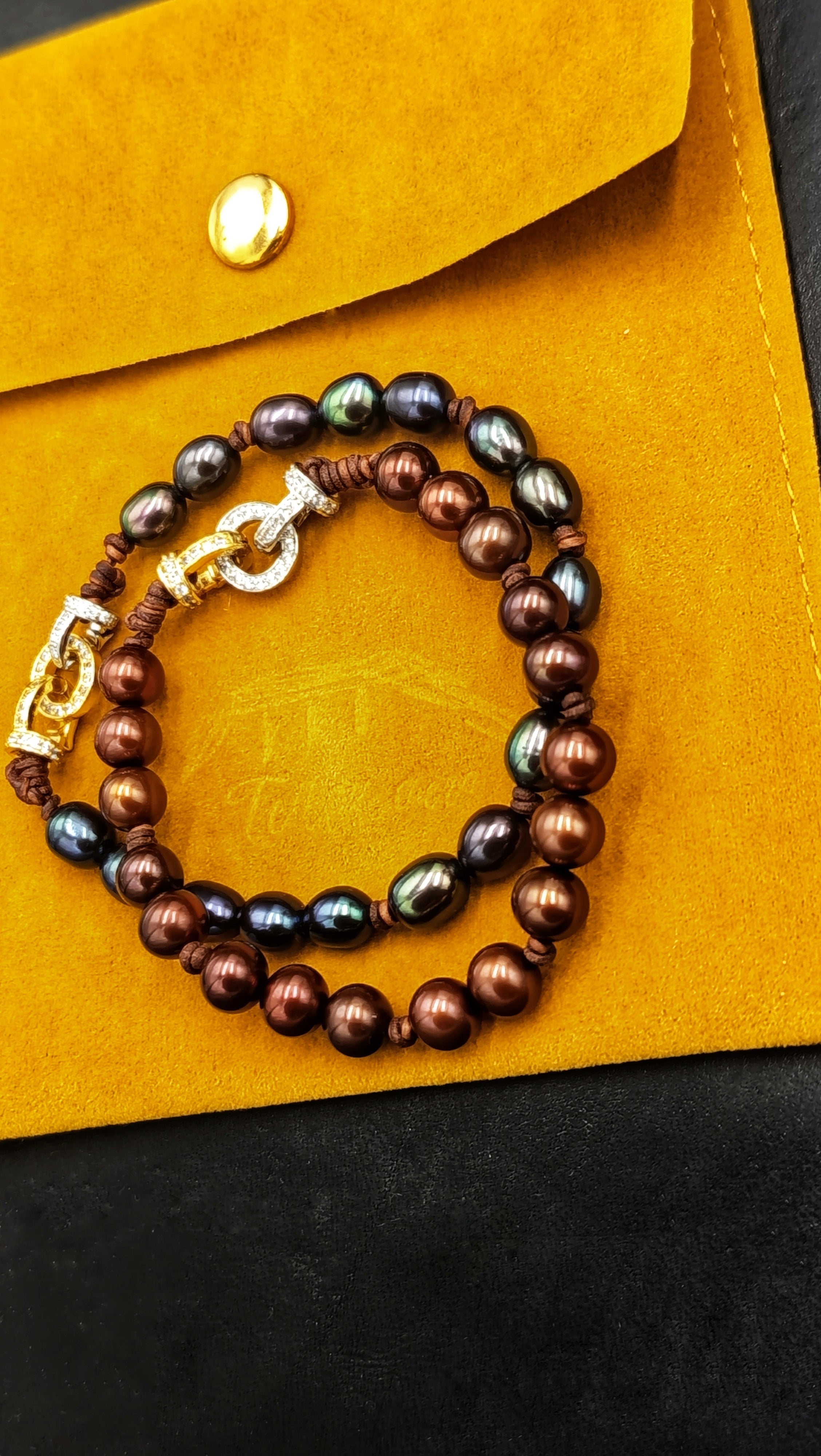 Pulsera Perla Arcoíris • en Cuero tintado natural•