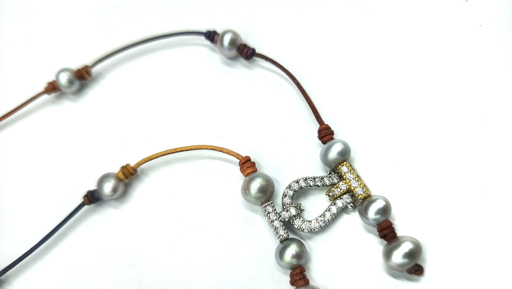 Collar Lira de Perla Gris• en Cuero Bicolor