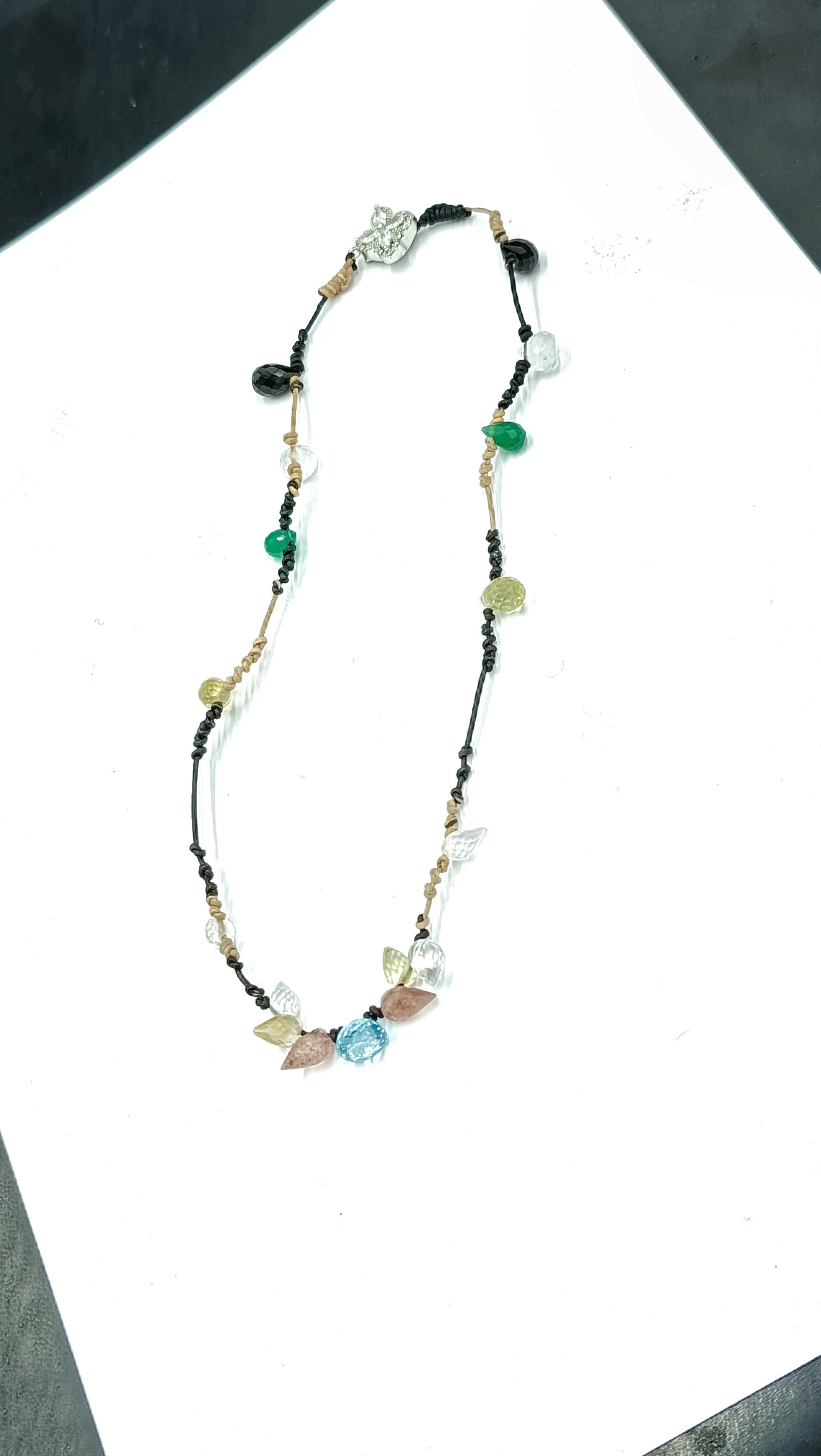 Vesta •Gargantilla de Topacio, Cuarzo Fresa y Cuarzo Cristal. Multigemas en Cuero bicolor negro