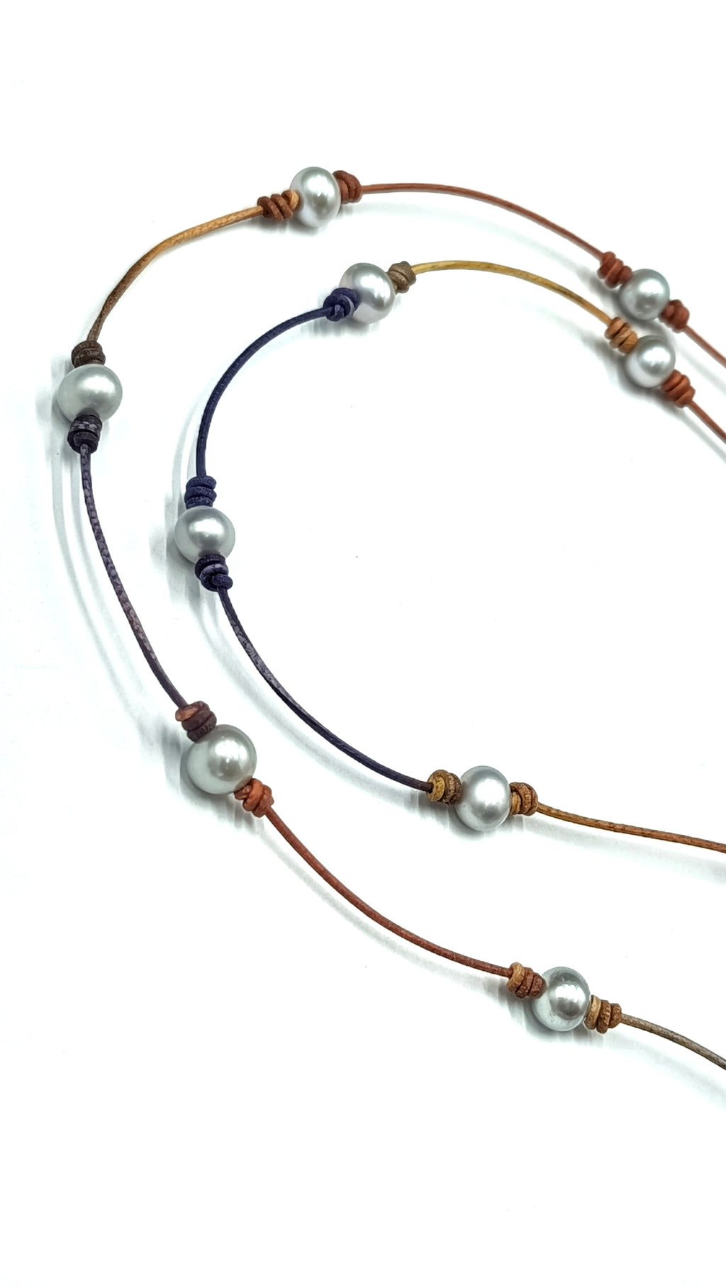Collar Lira de Perla Gris• en Cuero Bicolor