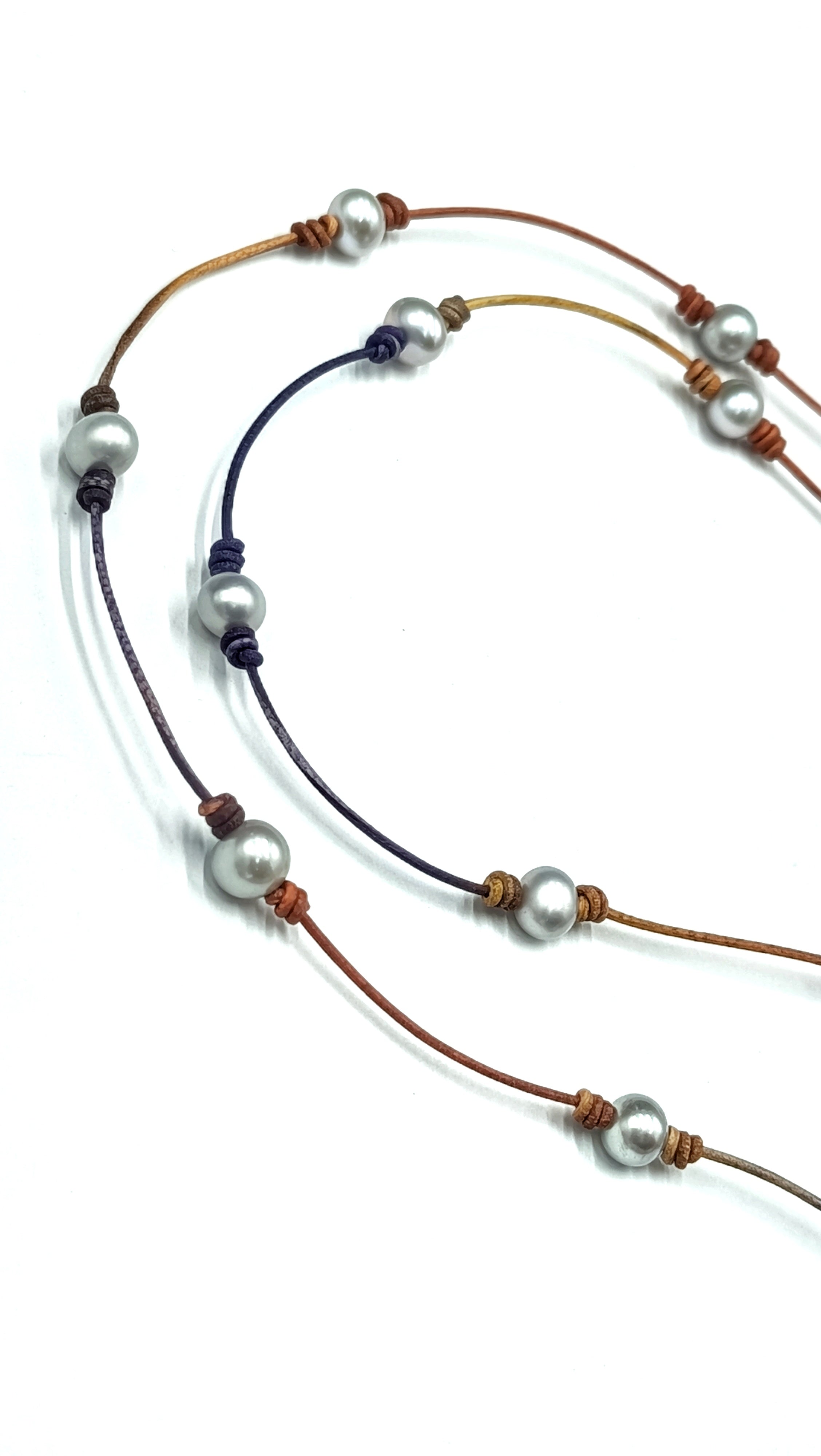 Collar Lira de Perla Gris• en Cuero Bicolor