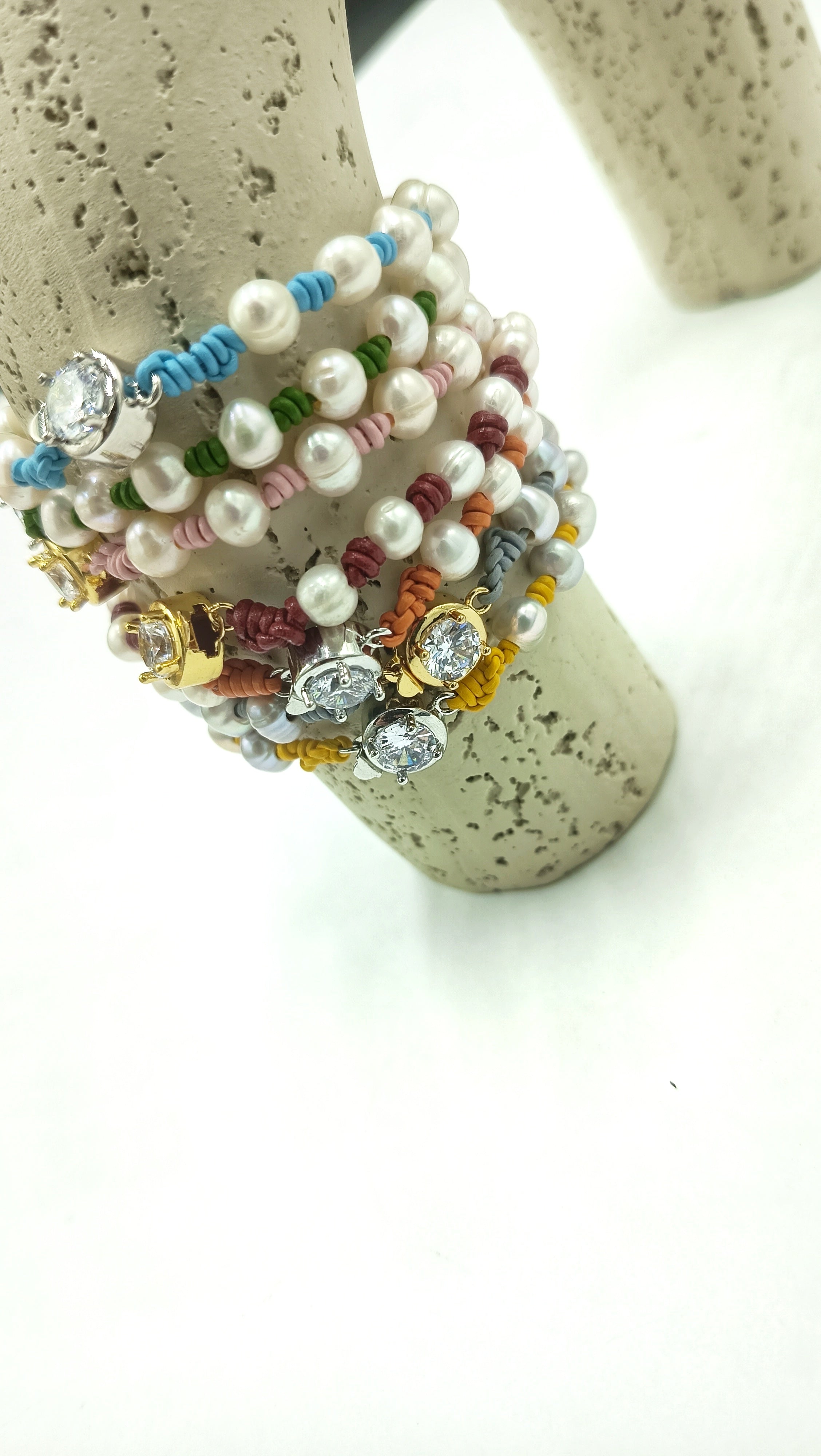 Pulsera Helena de Perla • en Cuero de Color • Perla Contemporánea
