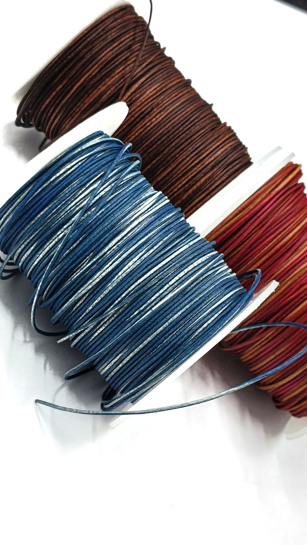 Collar artesanal de gemas variadas en cuero sin metal – Modelo LYS