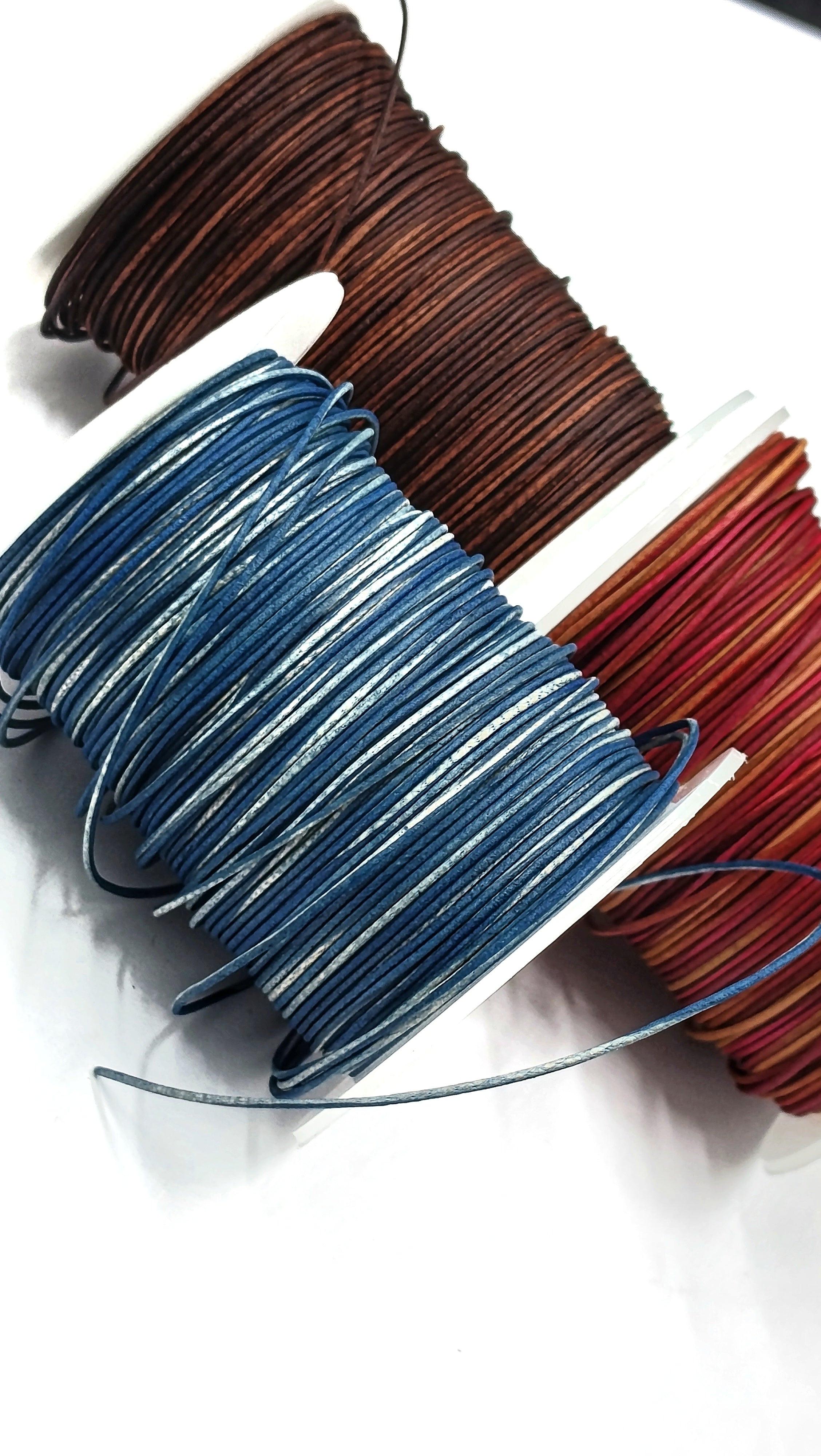 Collar artesanal de gemas variadas en cuero sin metal – Modelo LYS