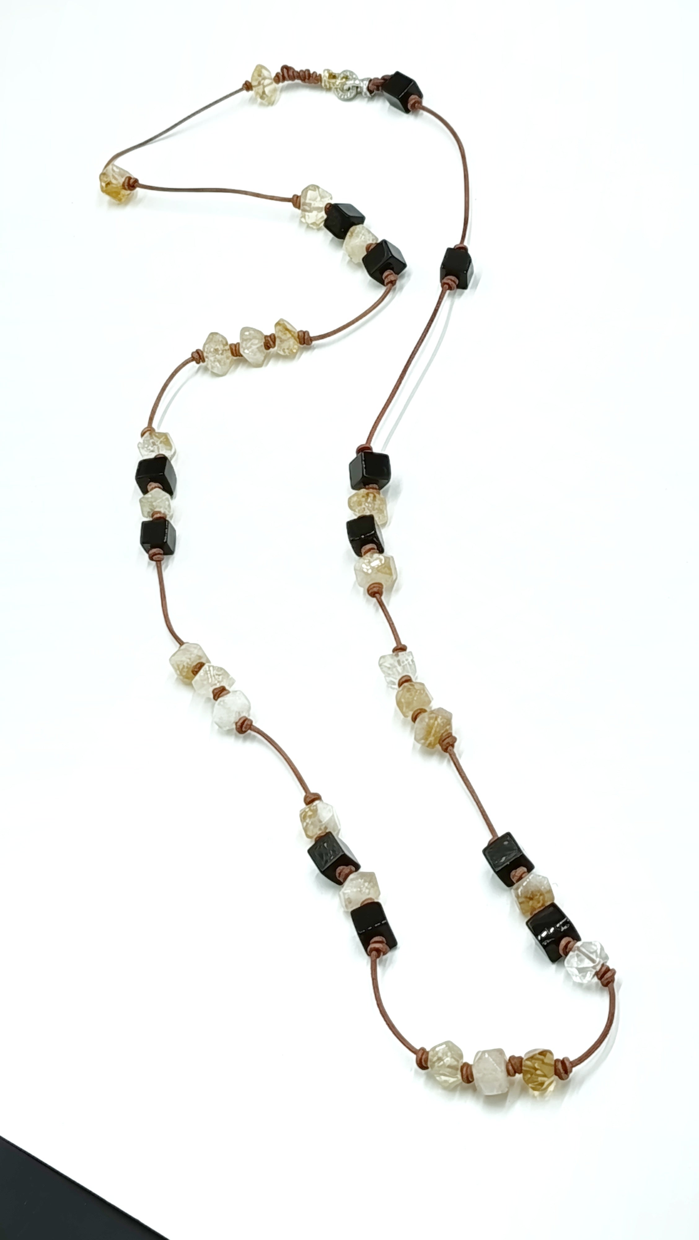 Collar Áurea Negra • de citrino y ónix negro 90 cm · en Cuero Natural