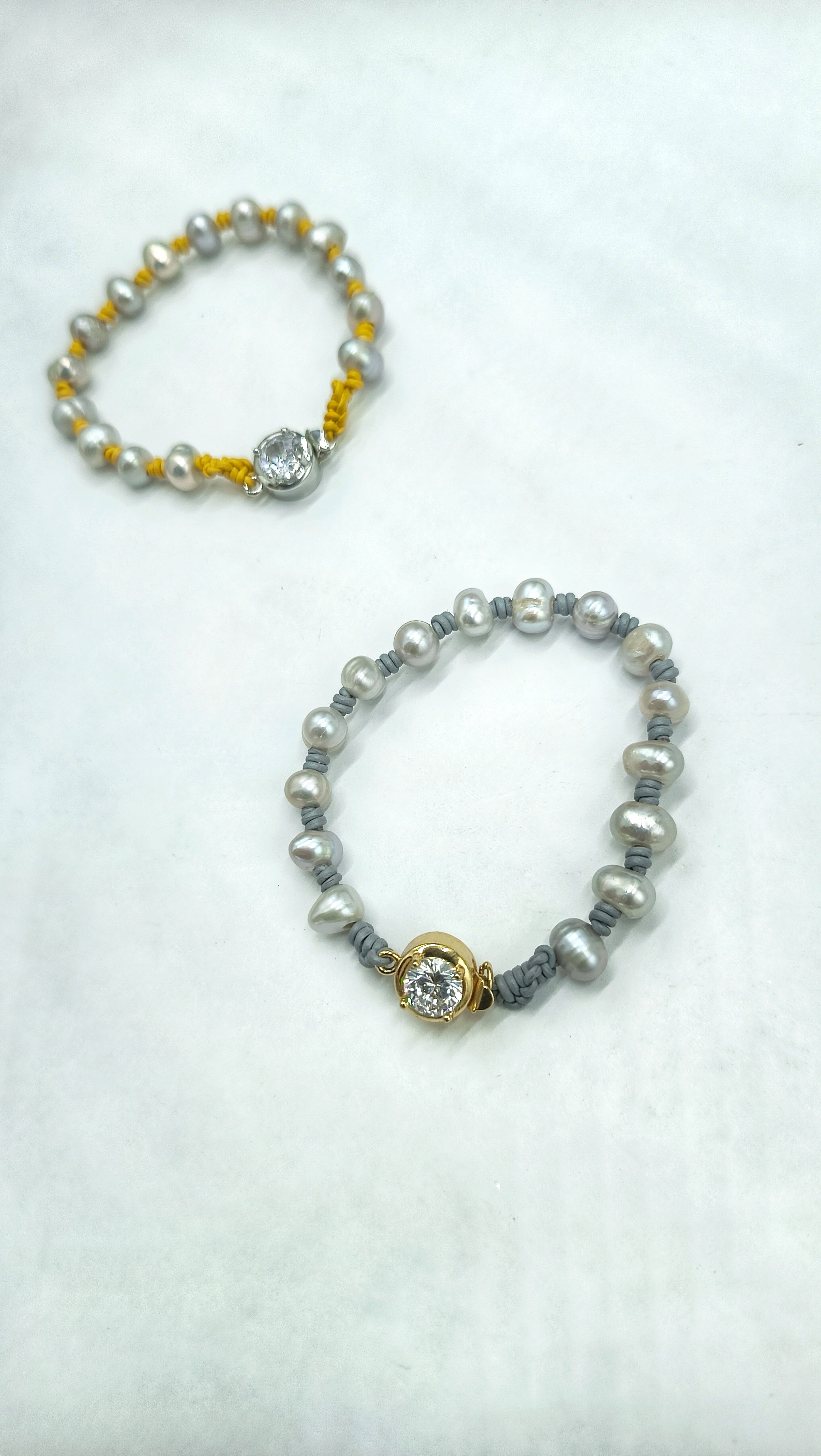 Pulsera Helena de Perla • en Cuero de Color • Perla Contemporánea
